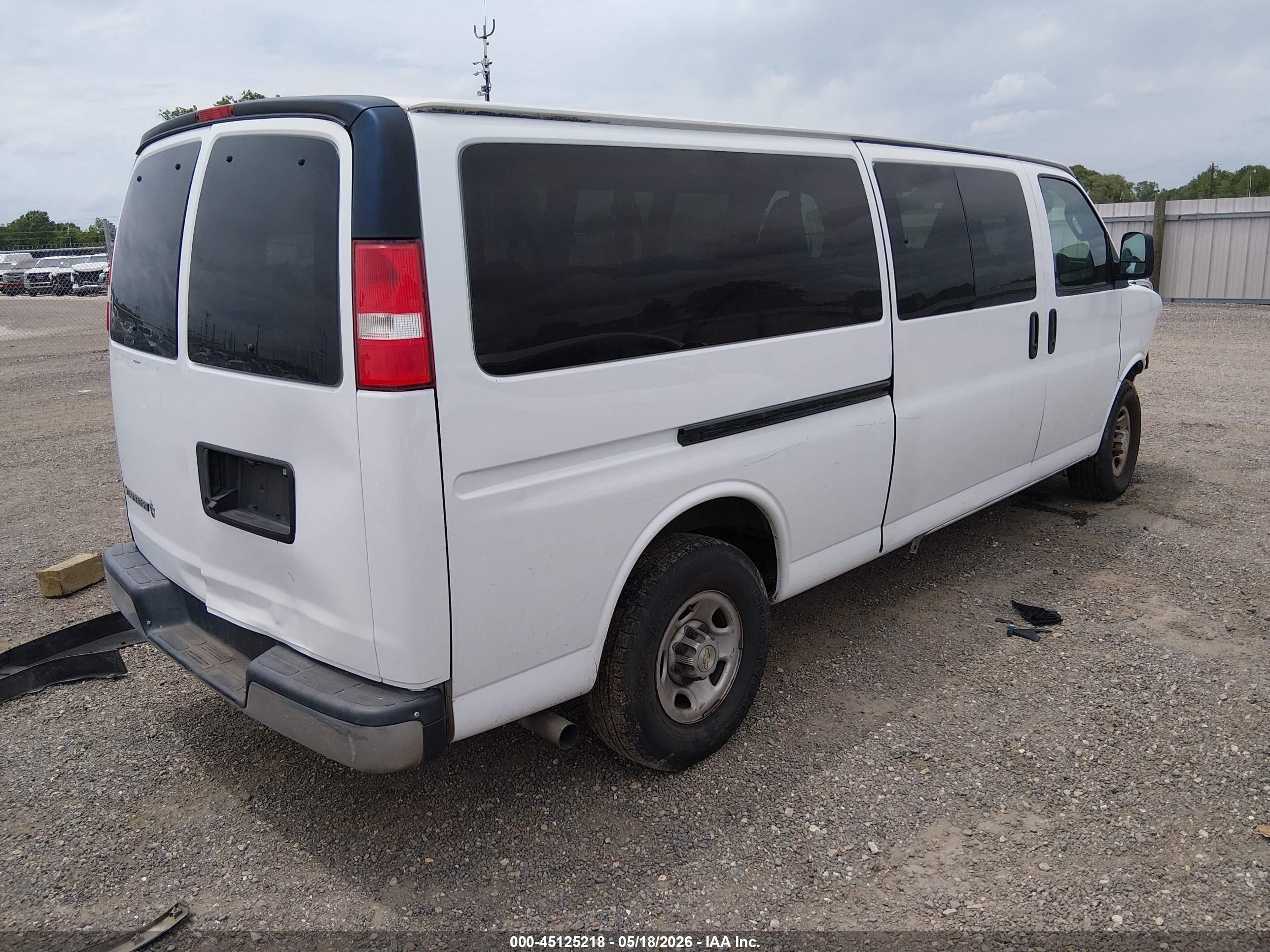 2022 Chevrolet Express Passenger Rwd 3500 Extended Wheelbase Ls White vin: 1GAZGNFP2N1267901