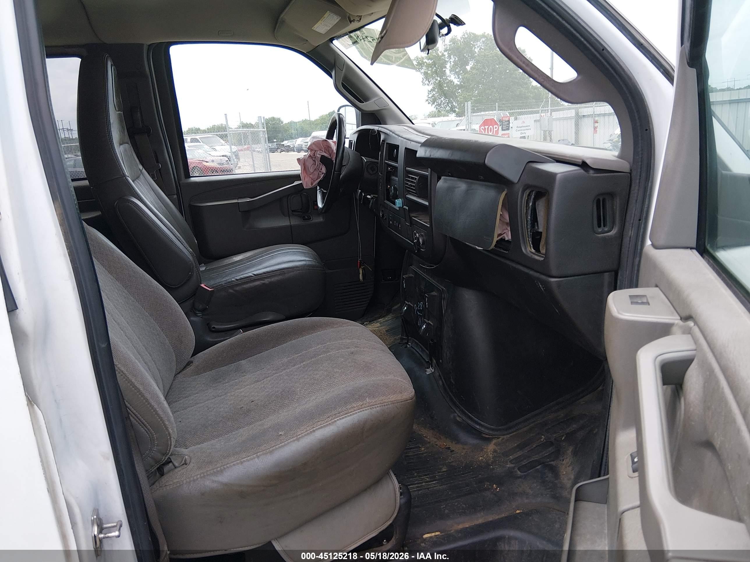 2022 Chevrolet Express Passenger Rwd 3500 Extended Wheelbase Ls White vin: 1GAZGNFP2N1267901
