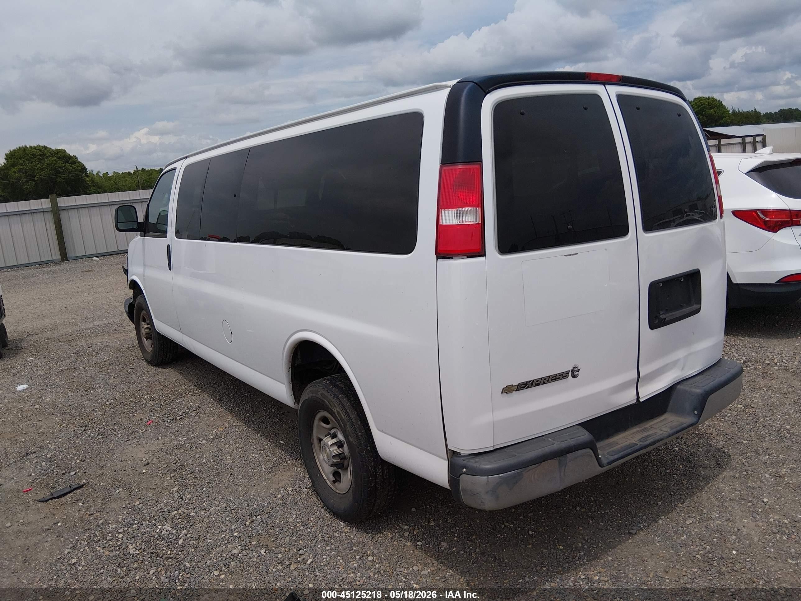 2022 Chevrolet Express Passenger Rwd 3500 Extended Wheelbase Ls White vin: 1GAZGNFP2N1267901