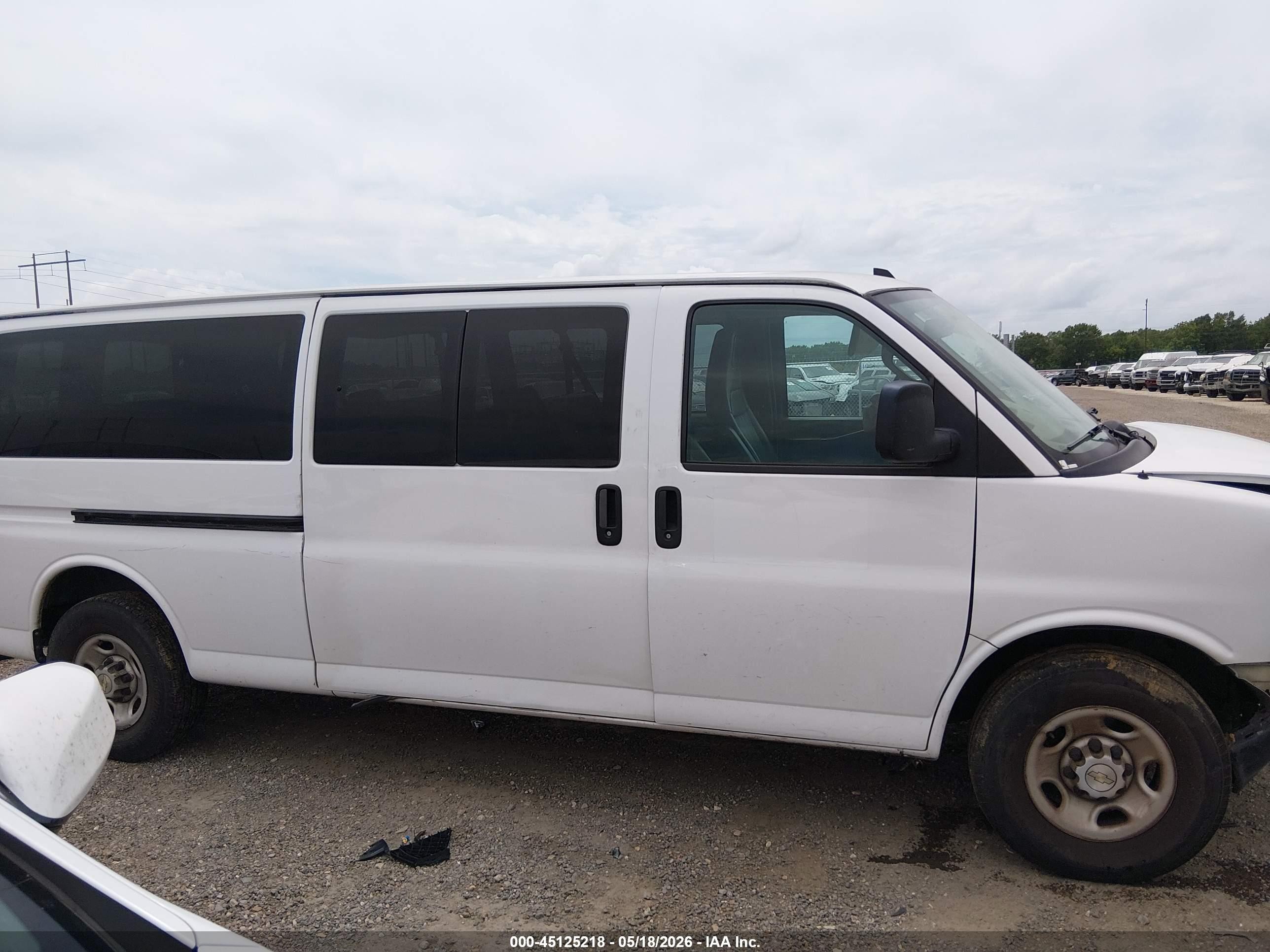 2022 Chevrolet Express Passenger Rwd 3500 Extended Wheelbase Ls White vin: 1GAZGNFP2N1267901