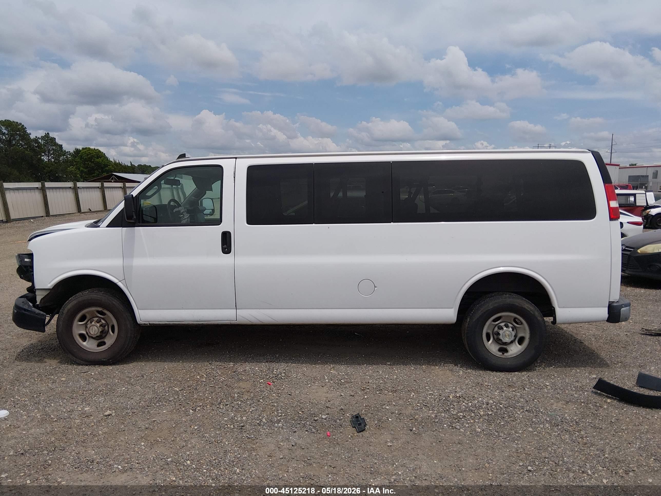 2022 Chevrolet Express Passenger Rwd 3500 Extended Wheelbase Ls White vin: 1GAZGNFP2N1267901