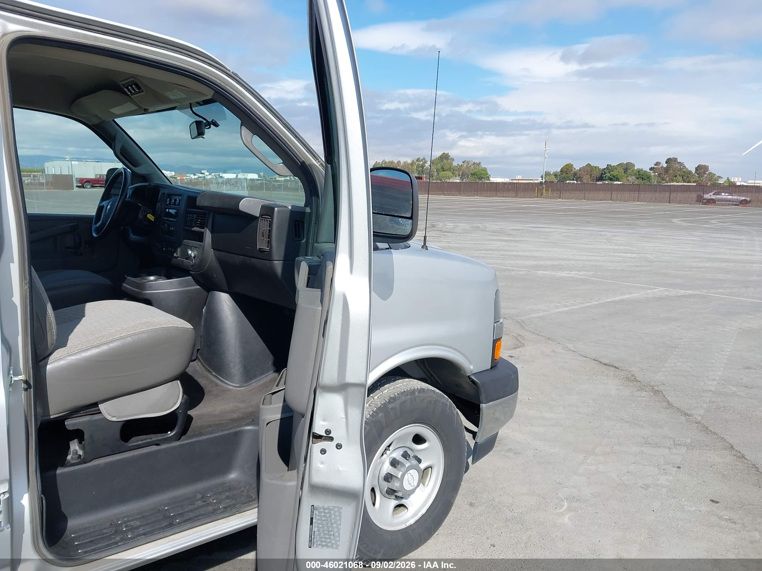 2017 Chevrolet Express 3500 Lt Silver vin: 1GAZGPFF3H1305398