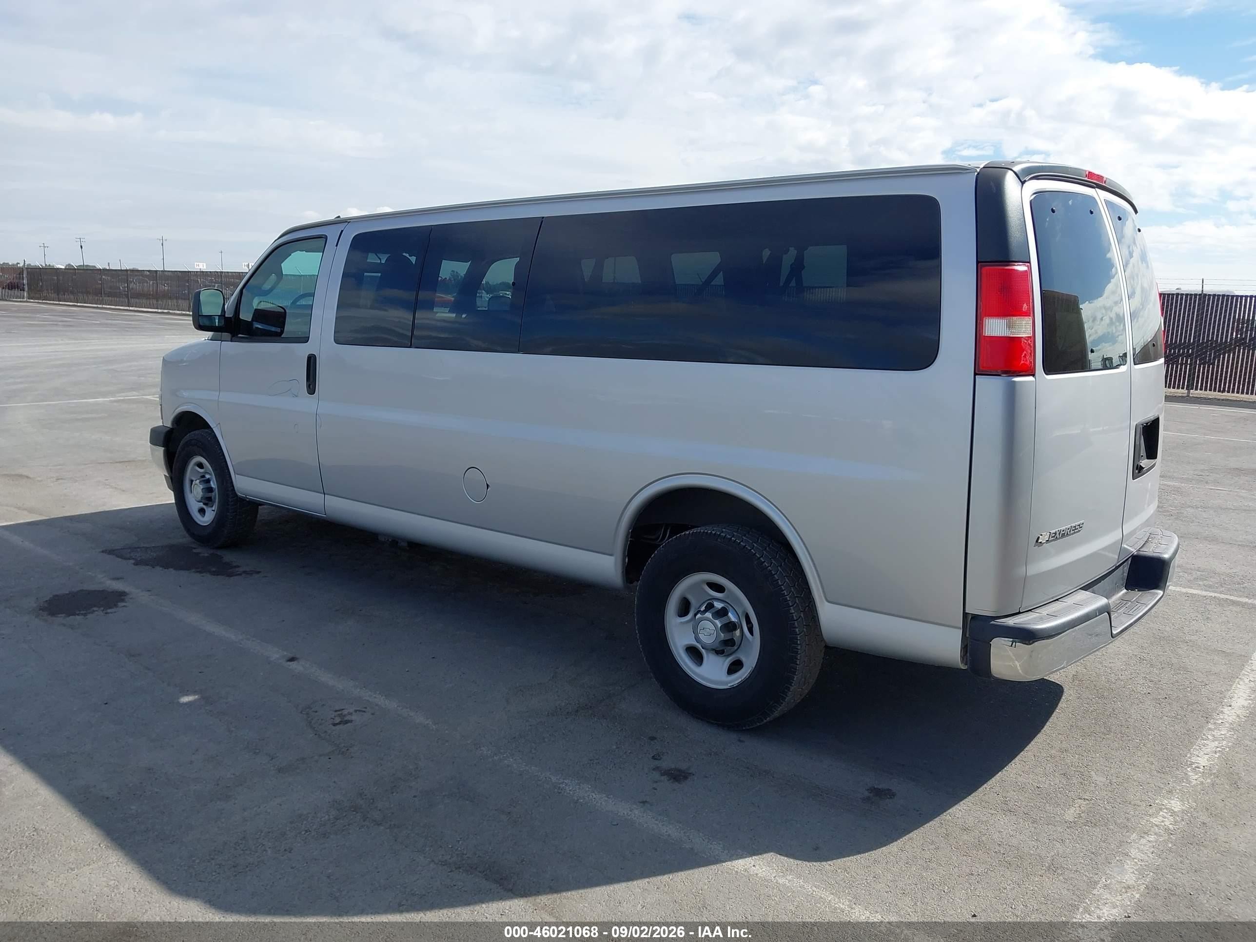2017 Chevrolet Express 3500 Lt Silver vin: 1GAZGPFF3H1305398