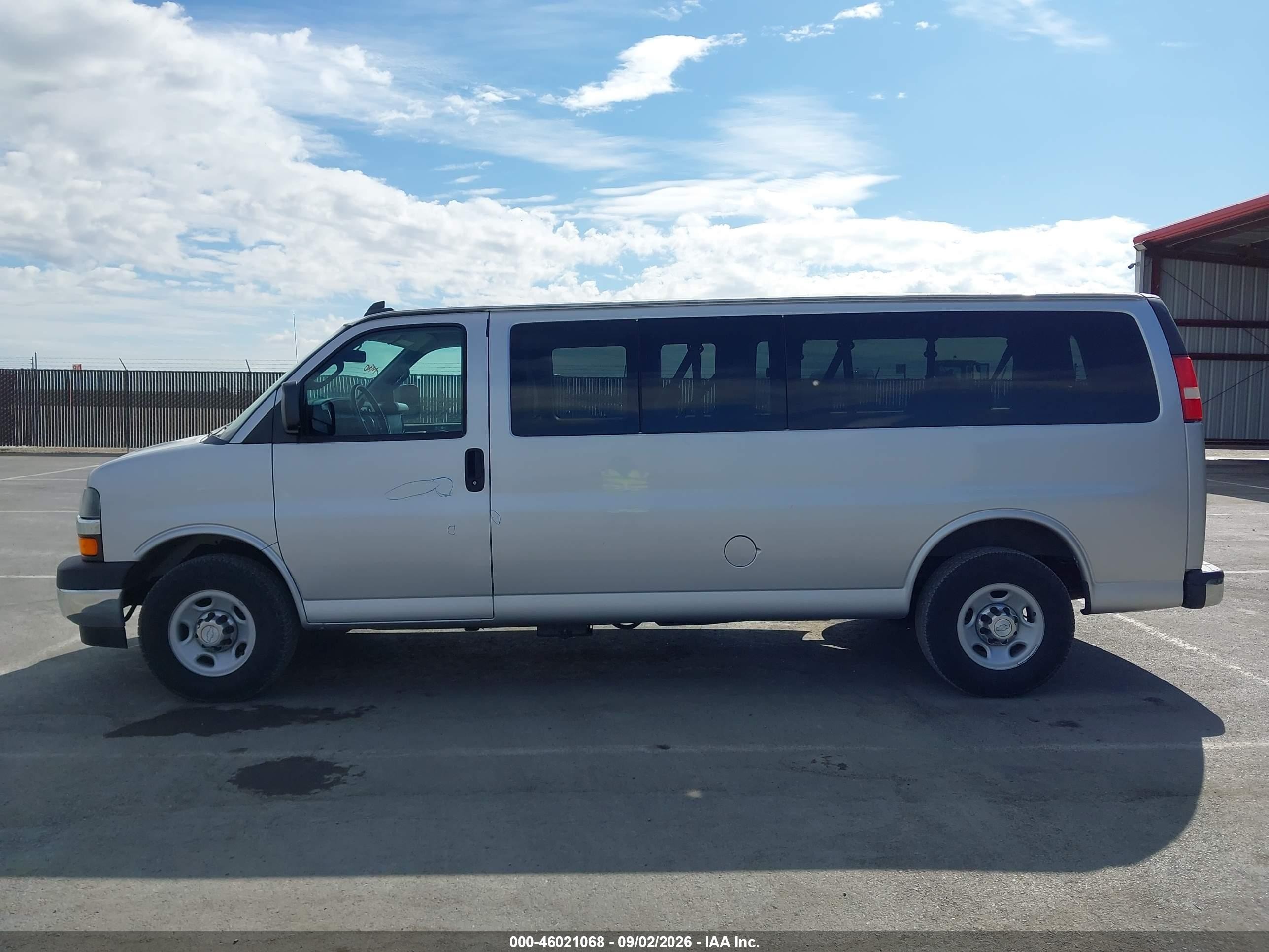 2017 Chevrolet Express 3500 Lt Silver vin: 1GAZGPFF3H1305398