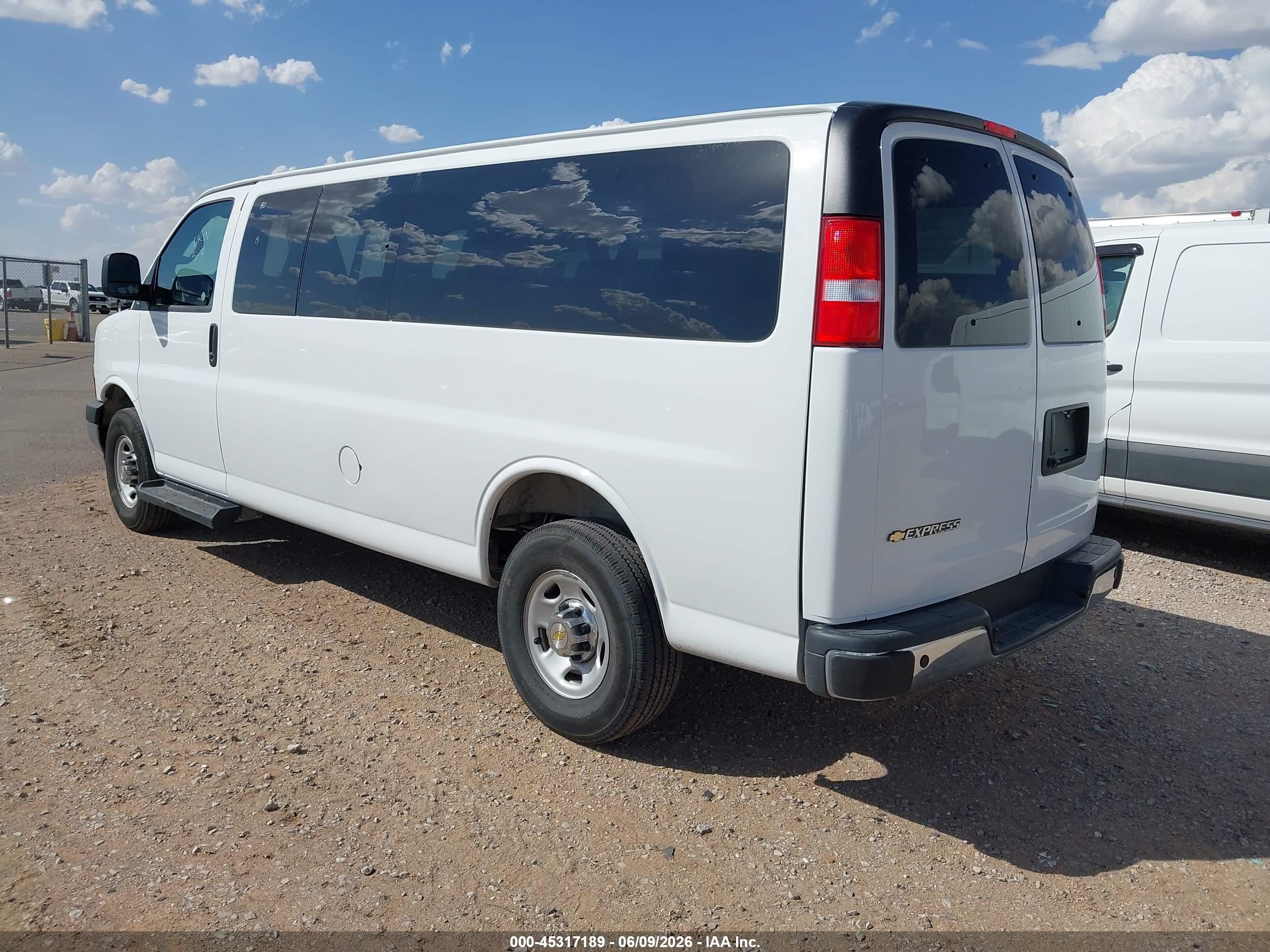 2025 Chevrolet Express Passenger Rwd 3500 Extended Wheelbase Lt Белый vin: 1GAZGPFP9S1261116