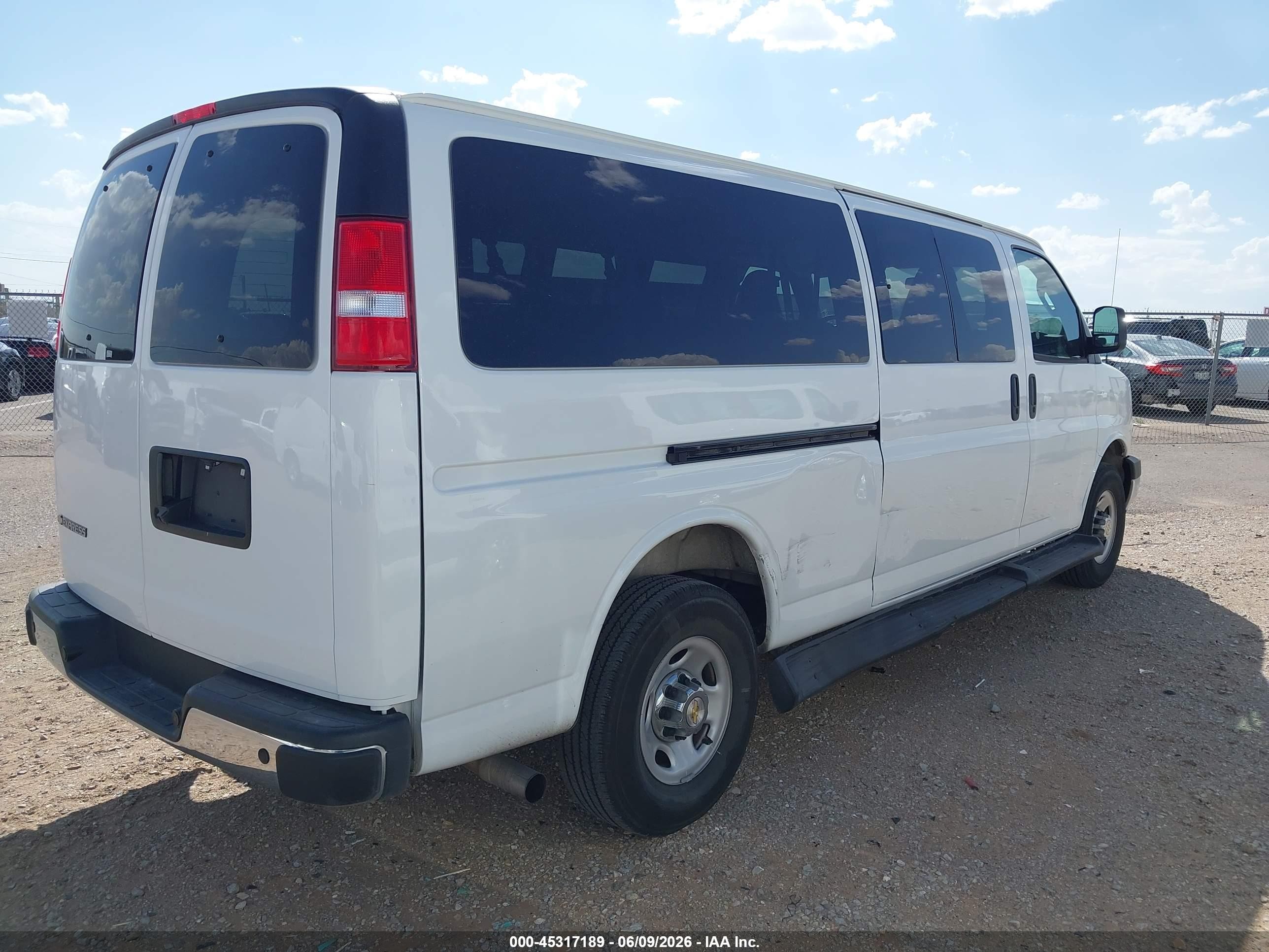 2025 Chevrolet Express Passenger Rwd 3500 Extended Wheelbase Lt Белый vin: 1GAZGPFP9S1261116