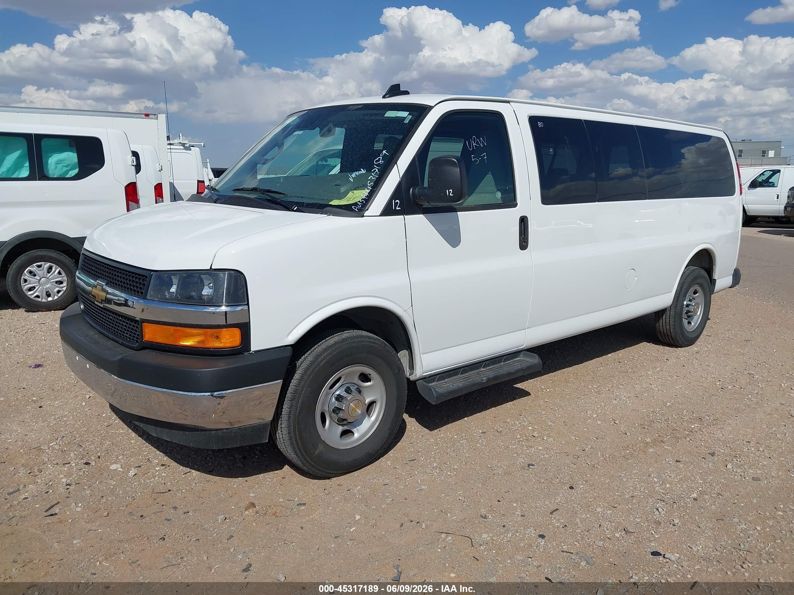 2025 Chevrolet Express Passenger Rwd 3500 Extended Wheelbase Lt Белый vin: 1GAZGPFP9S1261116