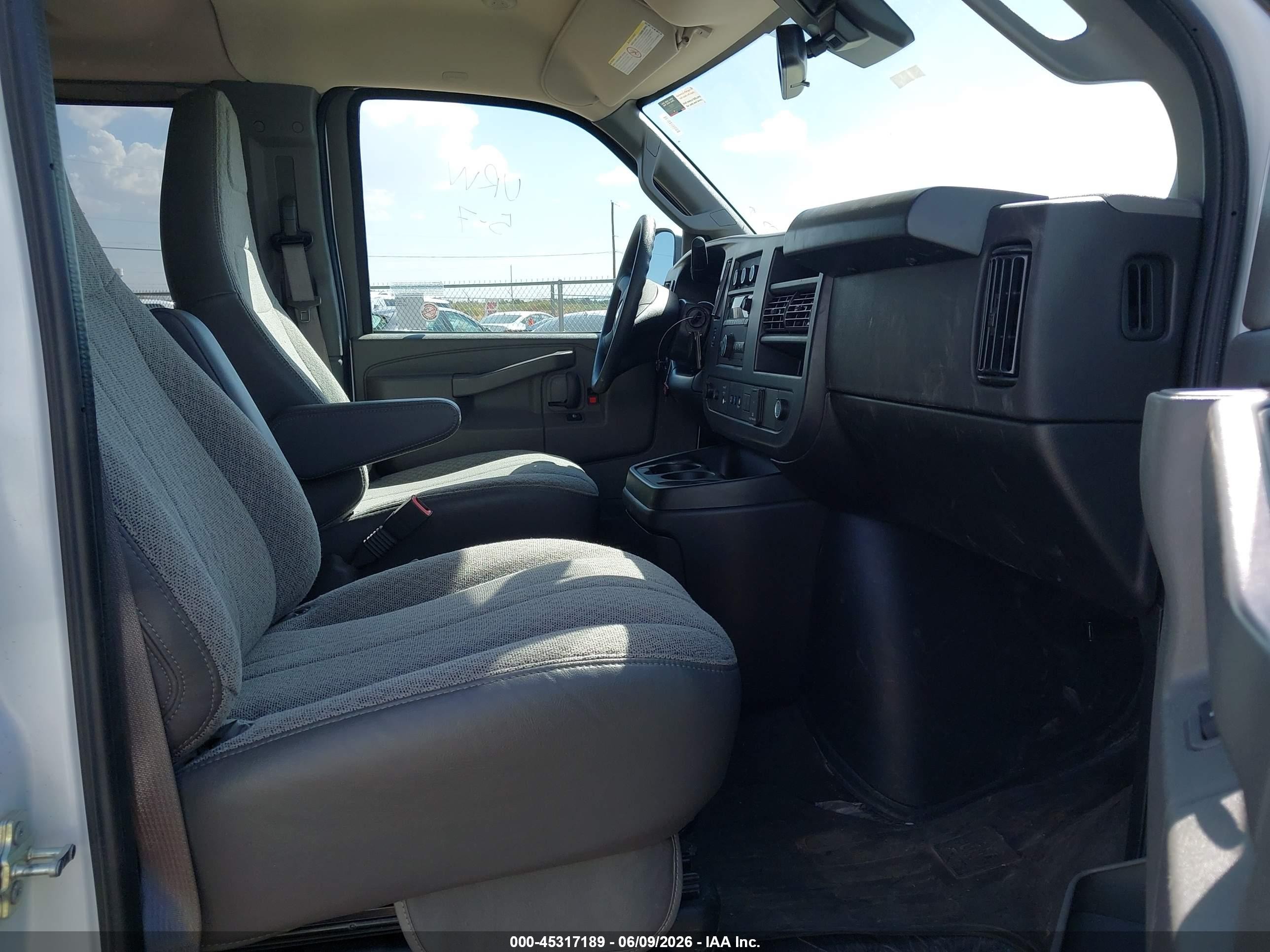 2025 Chevrolet Express Passenger Rwd 3500 Extended Wheelbase Lt Белый vin: 1GAZGPFP9S1261116