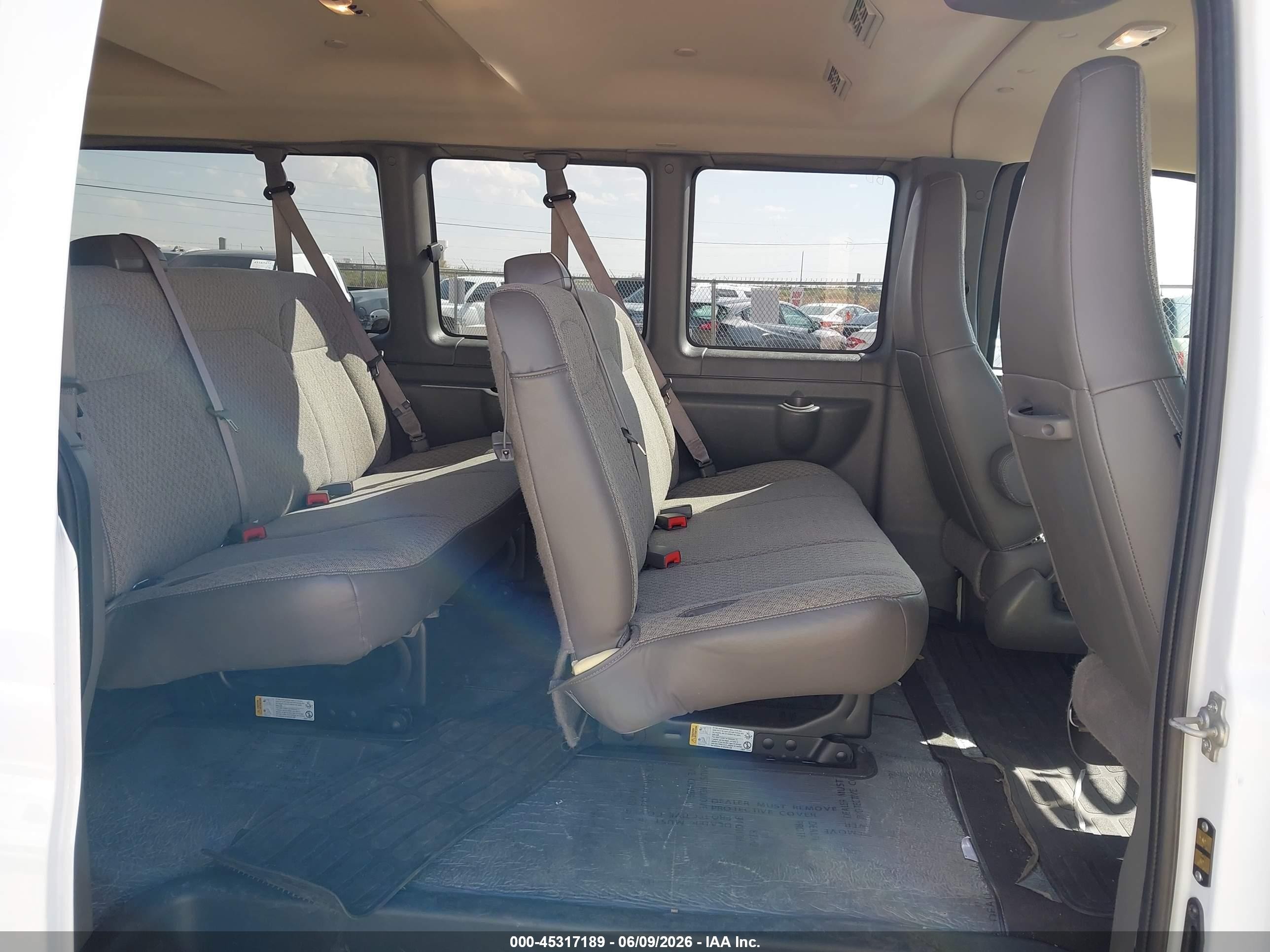 2025 Chevrolet Express Passenger Rwd 3500 Extended Wheelbase Lt Белый vin: 1GAZGPFP9S1261116