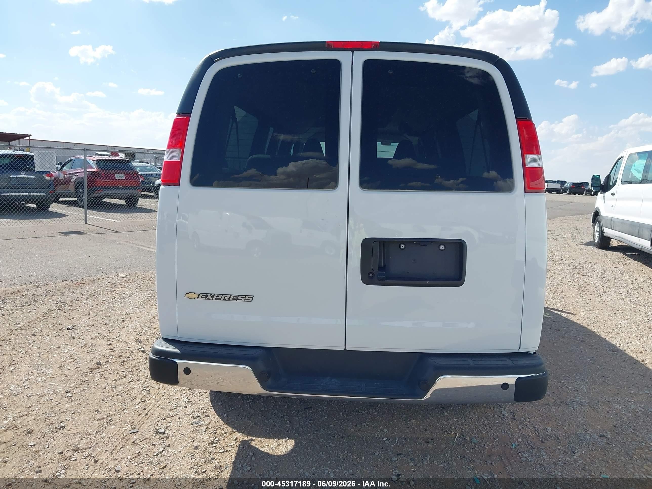 2025 Chevrolet Express Passenger Rwd 3500 Extended Wheelbase Lt Белый vin: 1GAZGPFP9S1261116
