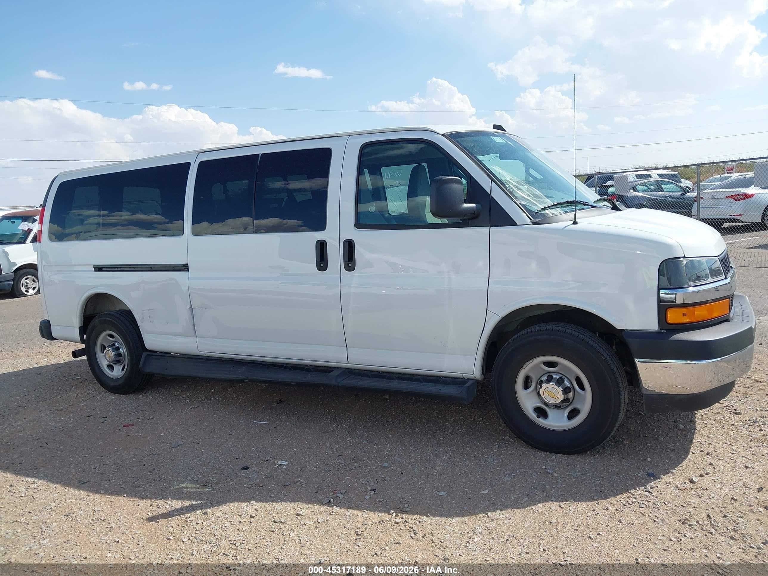 2025 Chevrolet Express Passenger Rwd 3500 Extended Wheelbase Lt Белый vin: 1GAZGPFP9S1261116