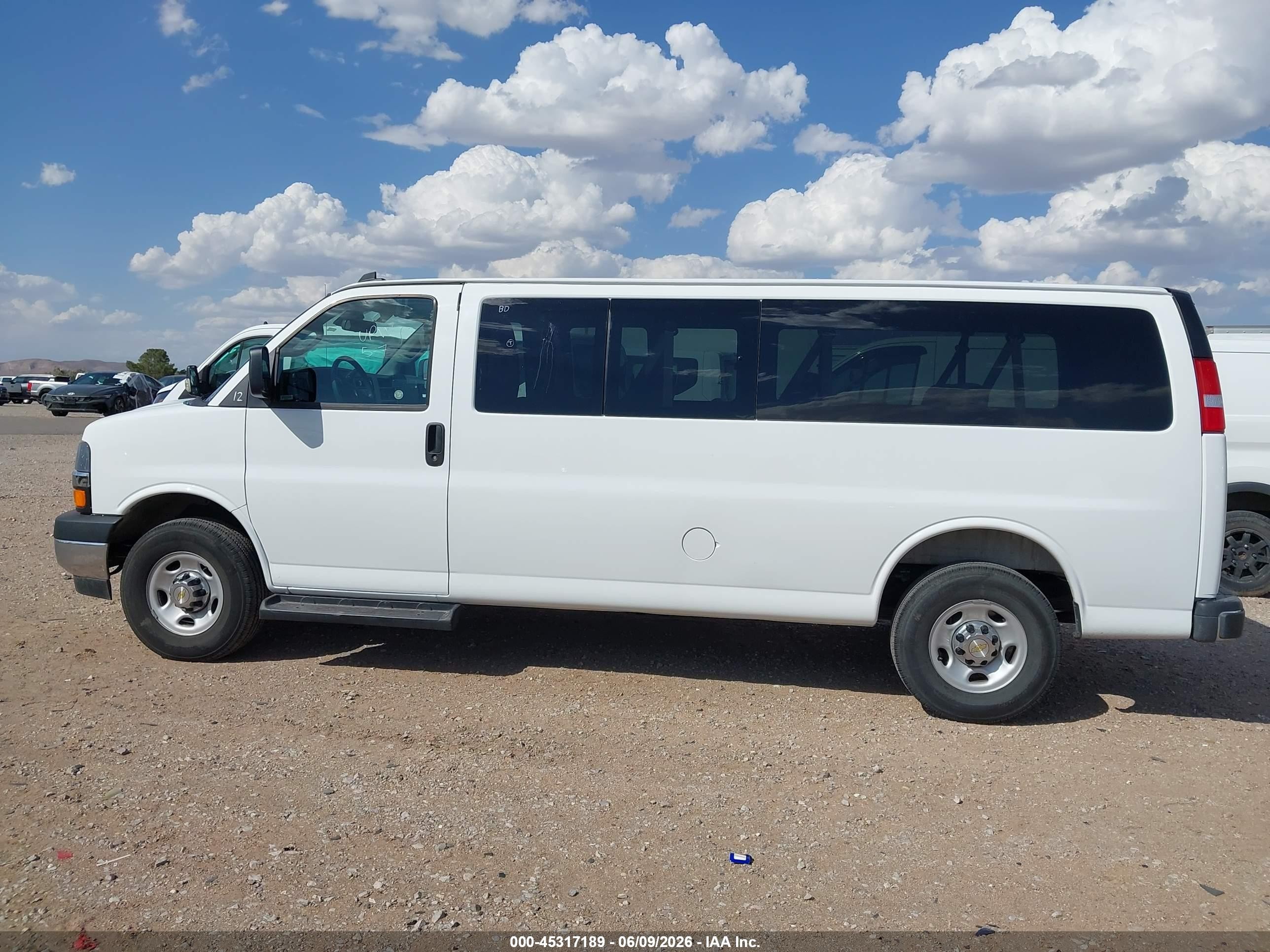 2025 Chevrolet Express Passenger Rwd 3500 Extended Wheelbase Lt Белый vin: 1GAZGPFP9S1261116