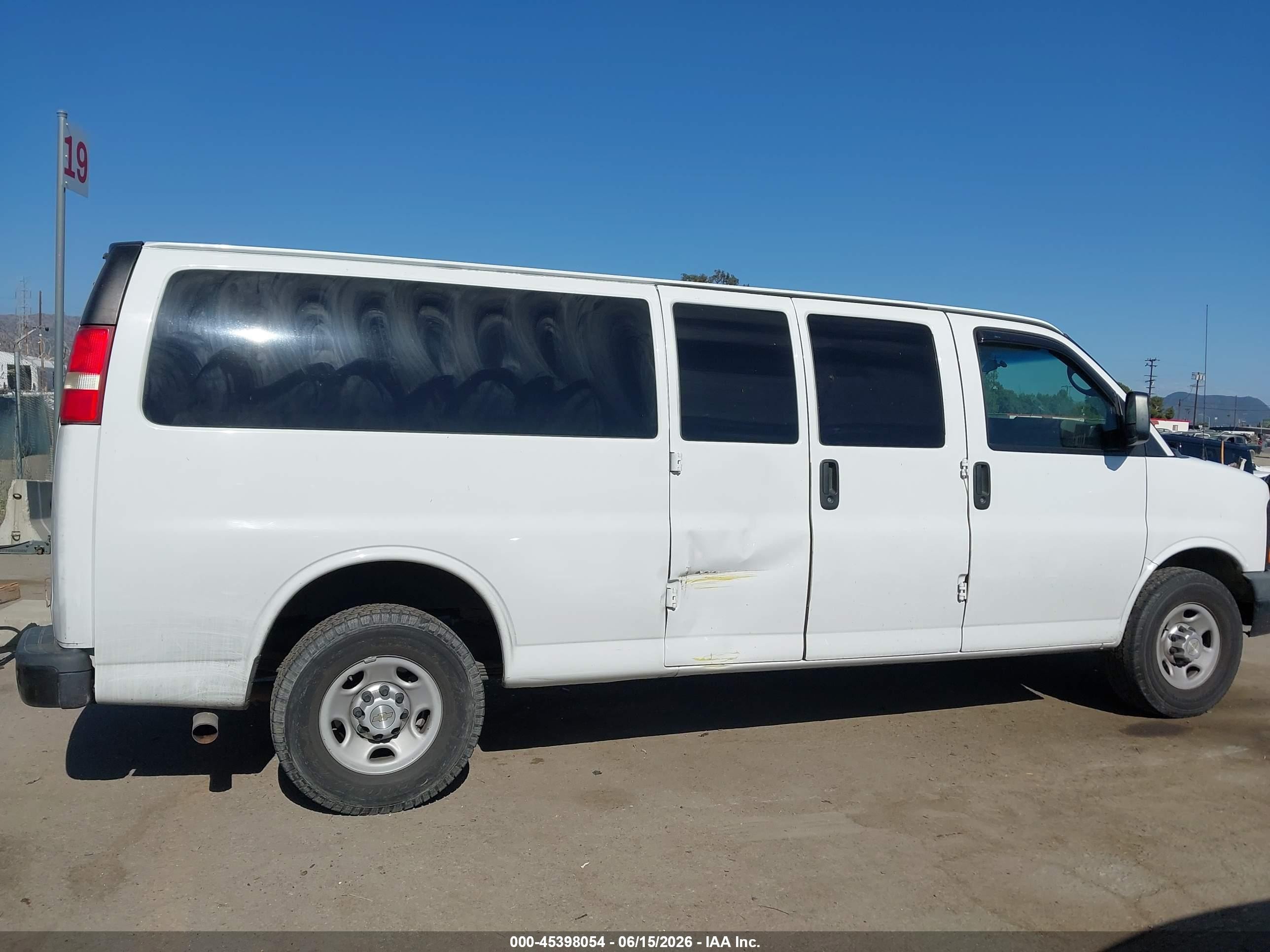 2013 Chevrolet Express 3500 Ls Белый vin: 1GAZGZFA4D1193608