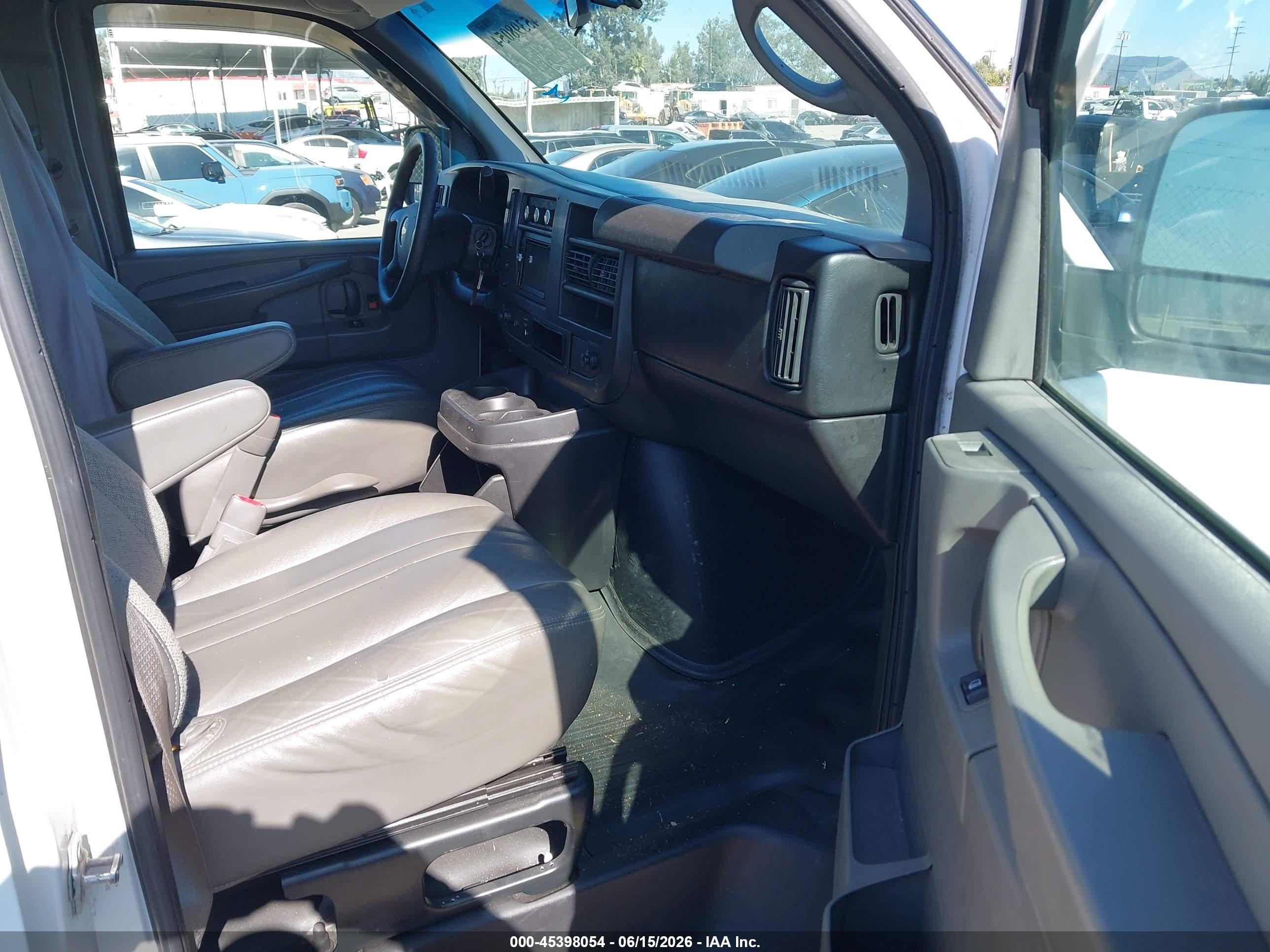 2013 Chevrolet Express 3500 Ls Белый vin: 1GAZGZFA4D1193608