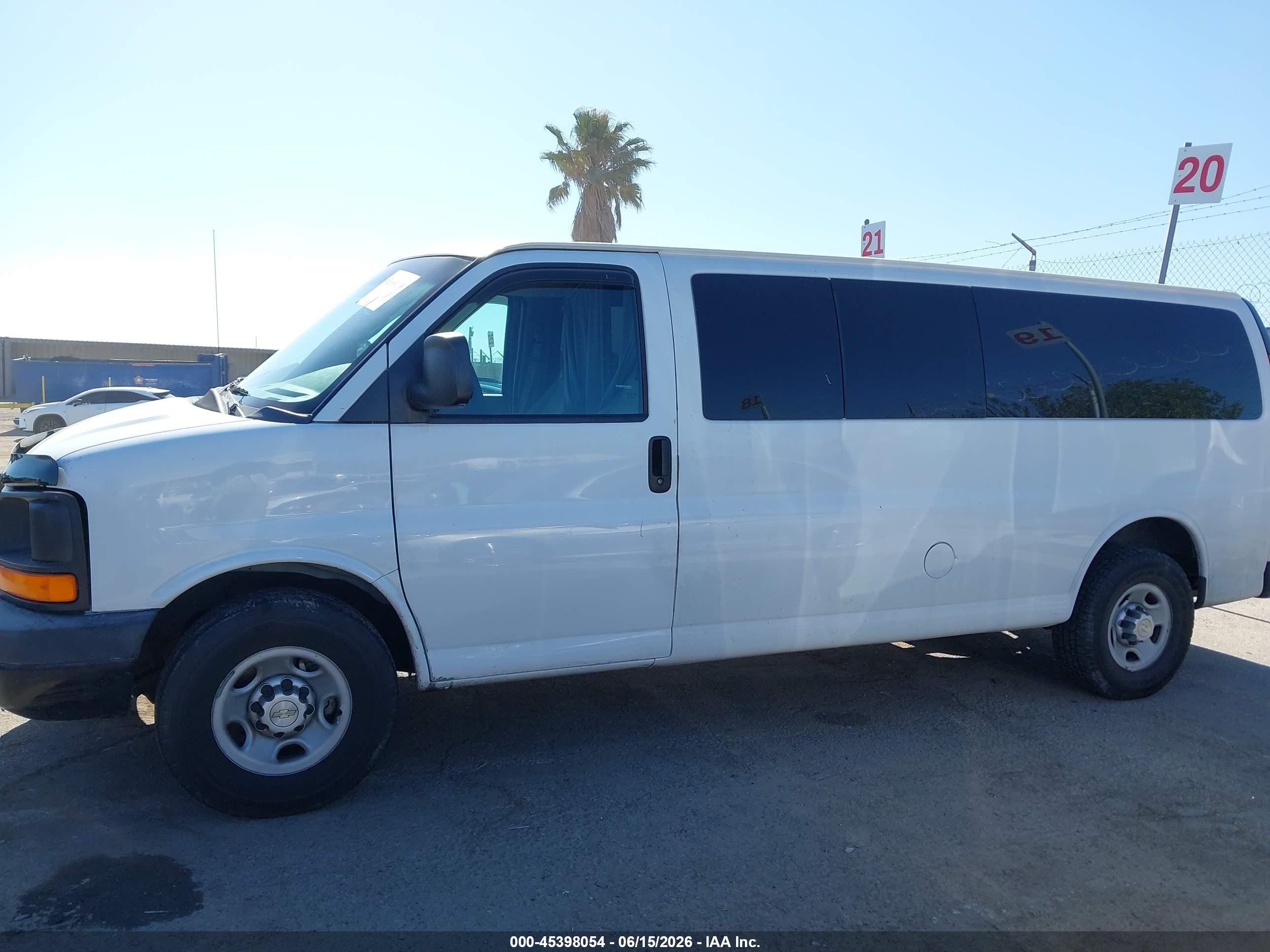 2013 Chevrolet Express 3500 Ls Белый vin: 1GAZGZFA4D1193608