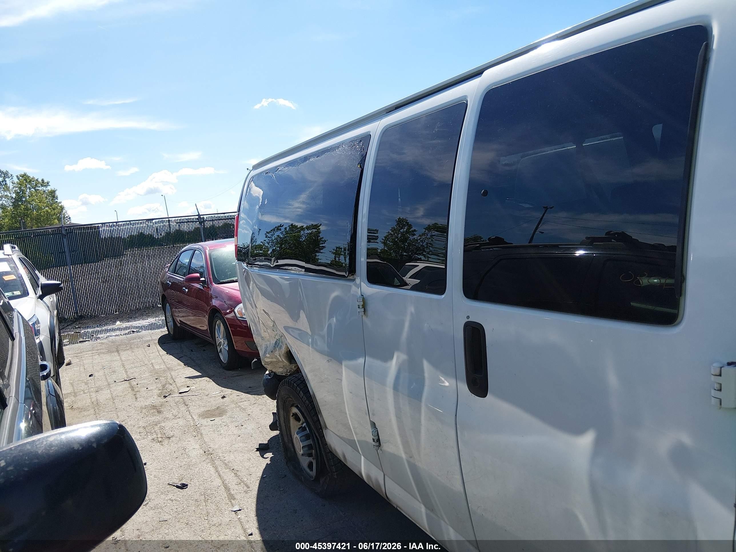 2011 Chevrolet Express 3500 2ls Белый vin: 1GAZGZFL2B1155888
