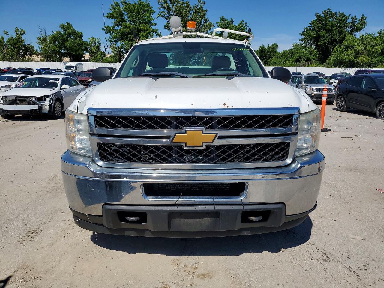 2013 Chevrolet Silverado K2500 Heavy Duty White vin: 1GB0KVCG4DF136848