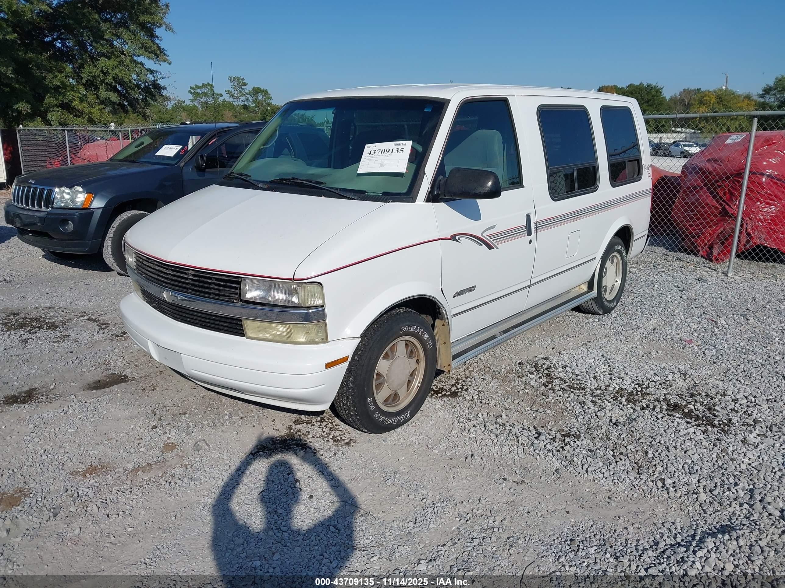 2000 Chevrolet Astro Upfitter Pkg. White vin: 1GBDM19W2YB134113