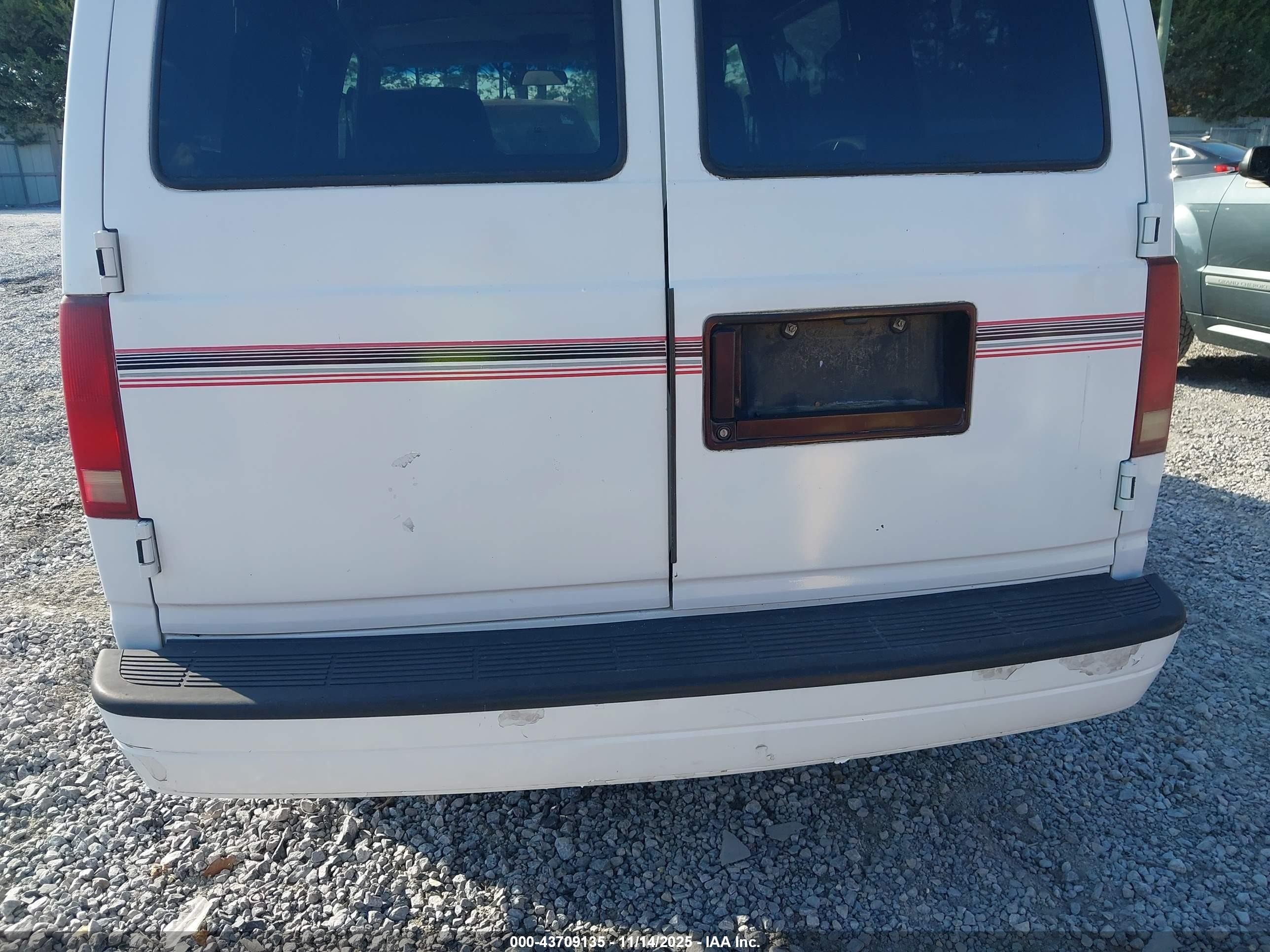 2000 Chevrolet Astro Upfitter Pkg. White vin: 1GBDM19W2YB134113