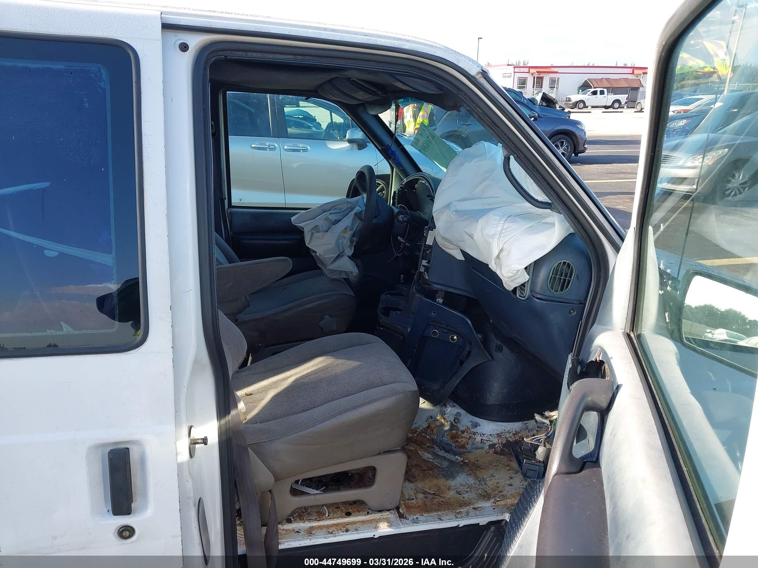 1997 Chevrolet Astro Upfitter Pkg. Белый vin: 1GBDM19W4VB219563