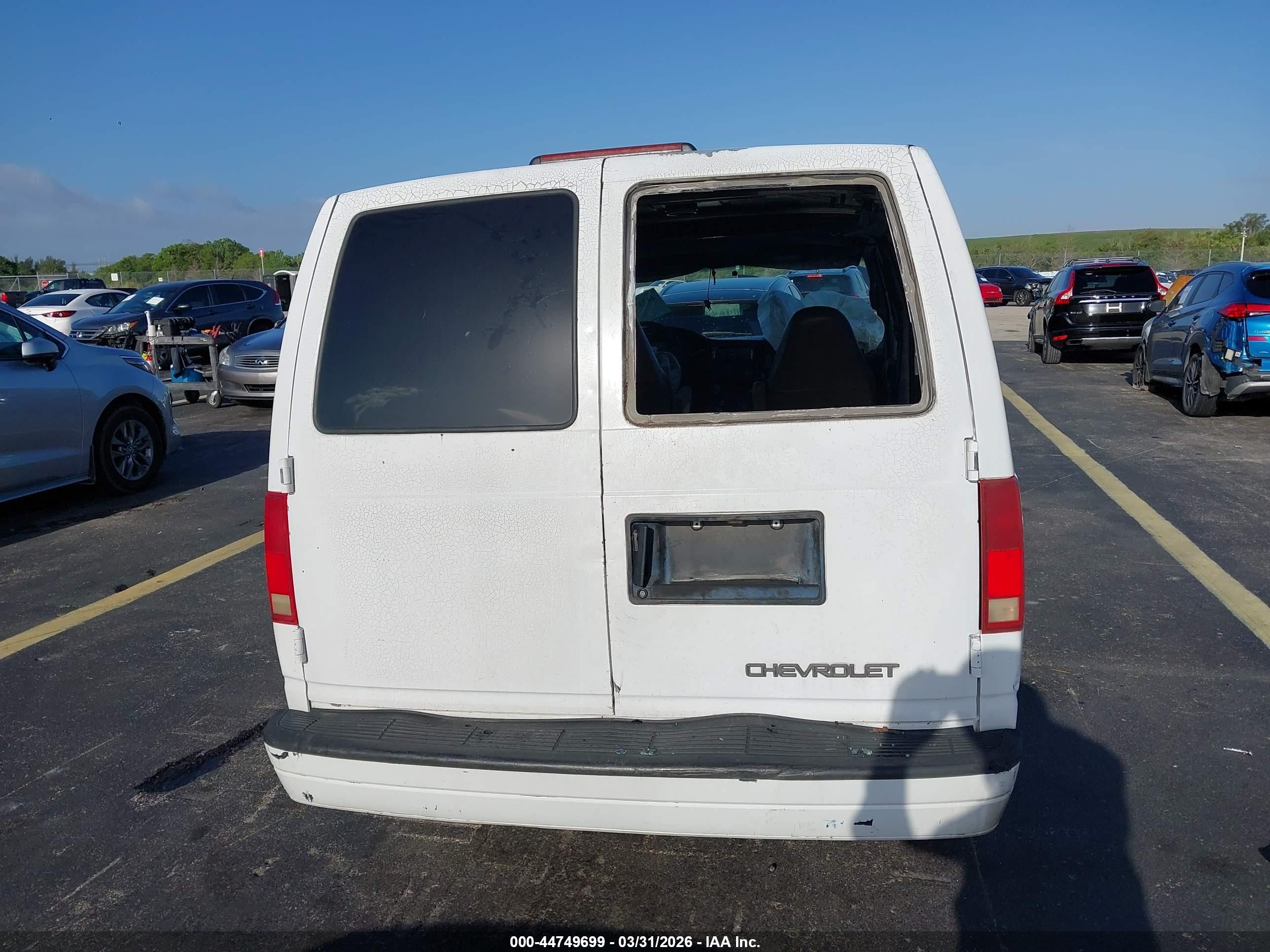 1997 Chevrolet Astro Upfitter Pkg. Белый vin: 1GBDM19W4VB219563
