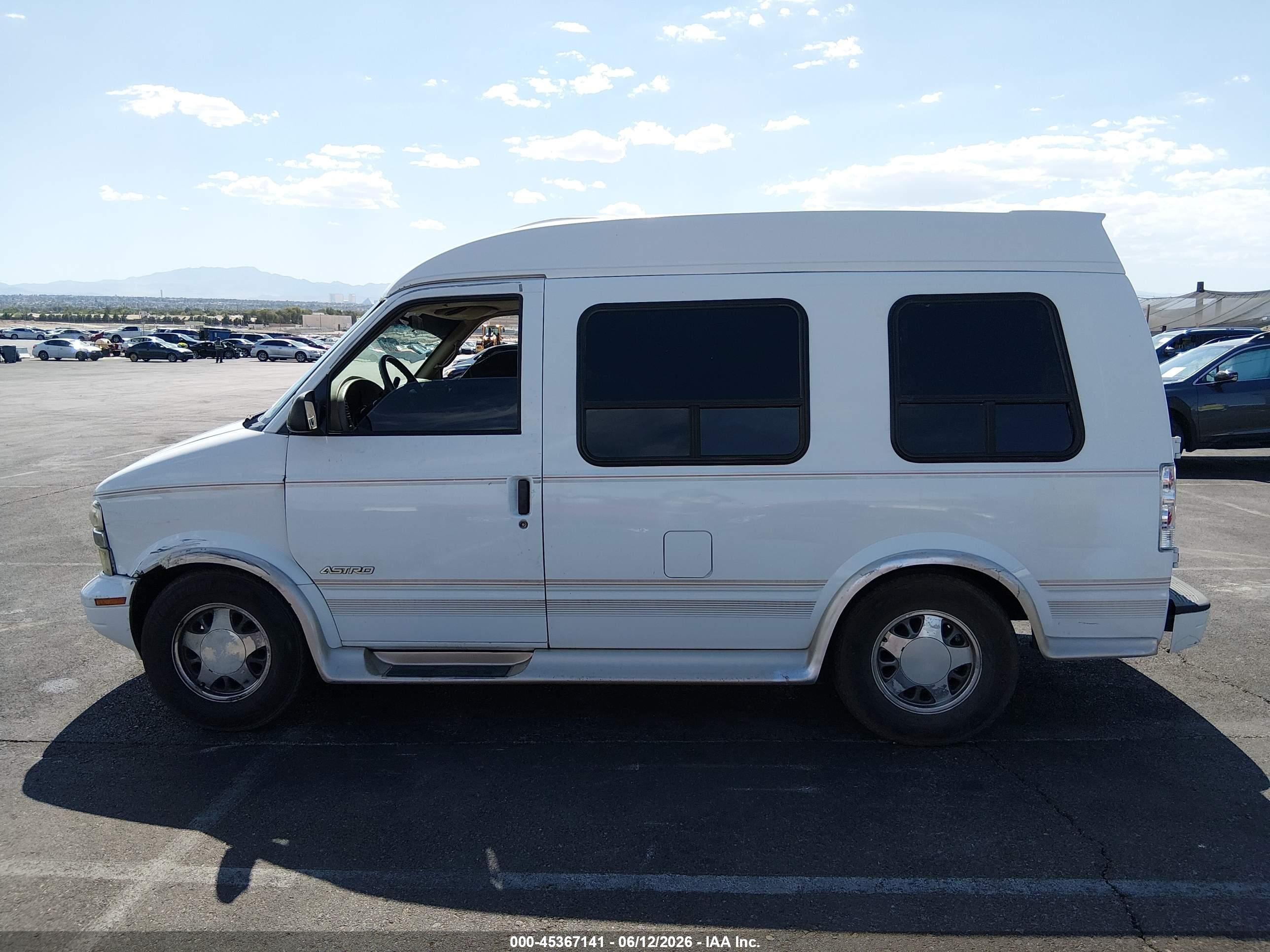 2000 Chevrolet Astro Upfitter Pkg. White vin: 1GBDM19W5YB210066