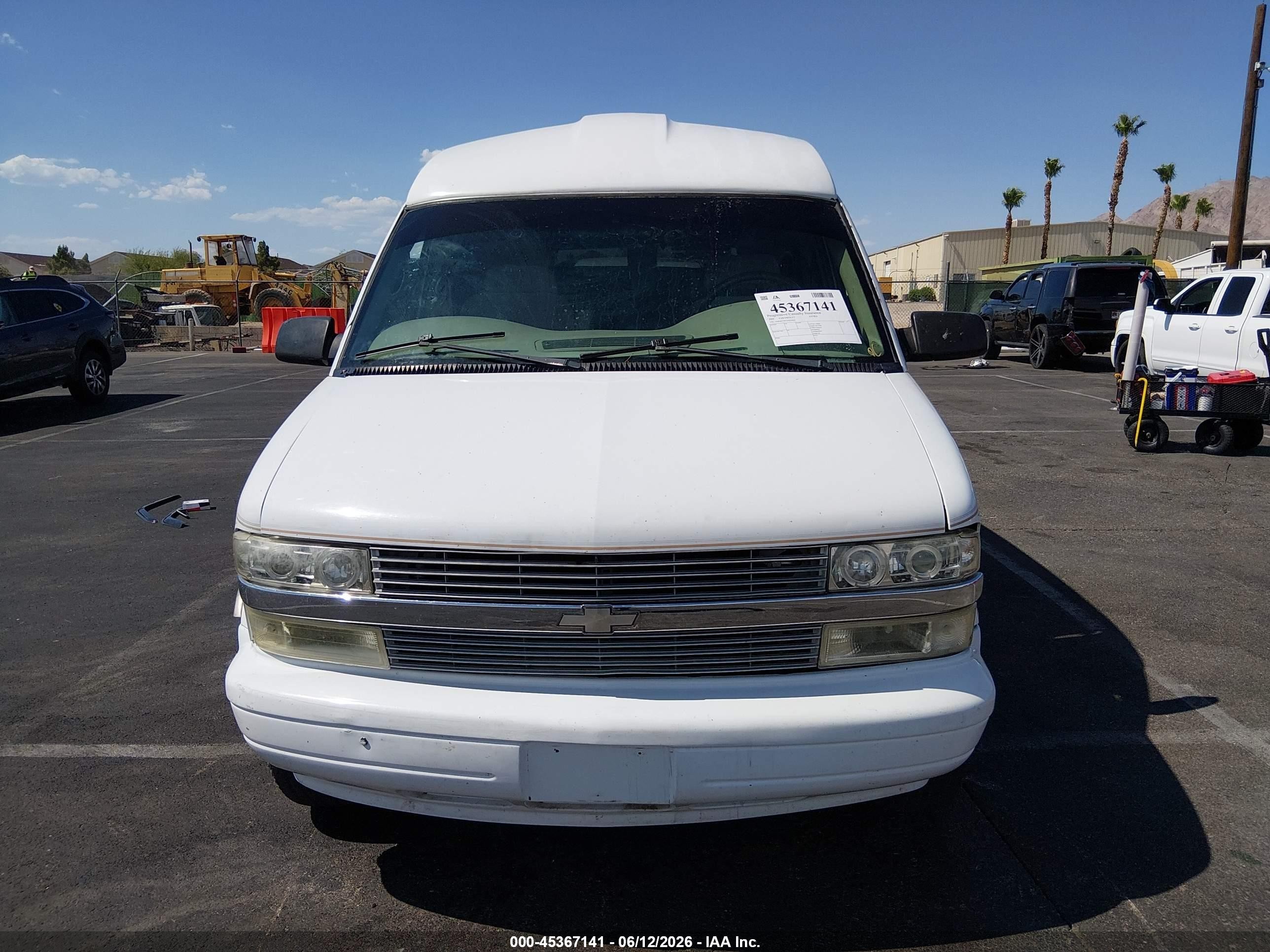 2000 Chevrolet Astro Upfitter Pkg. White vin: 1GBDM19W5YB210066
