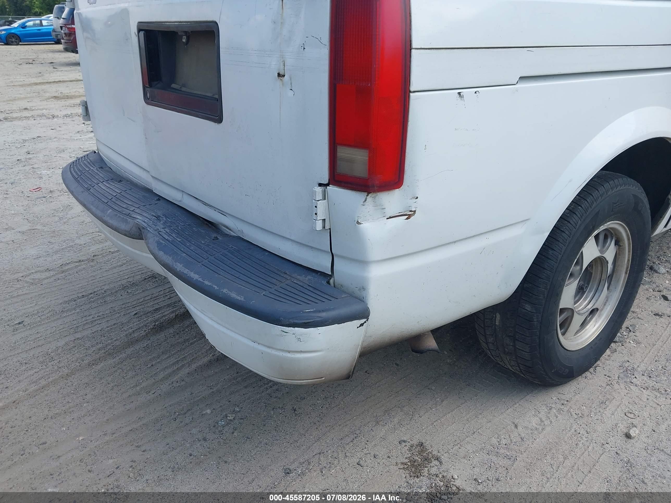 1998 Chevrolet Astro Upfitter Pkg. White vin: 1GBDM19W7WB101153