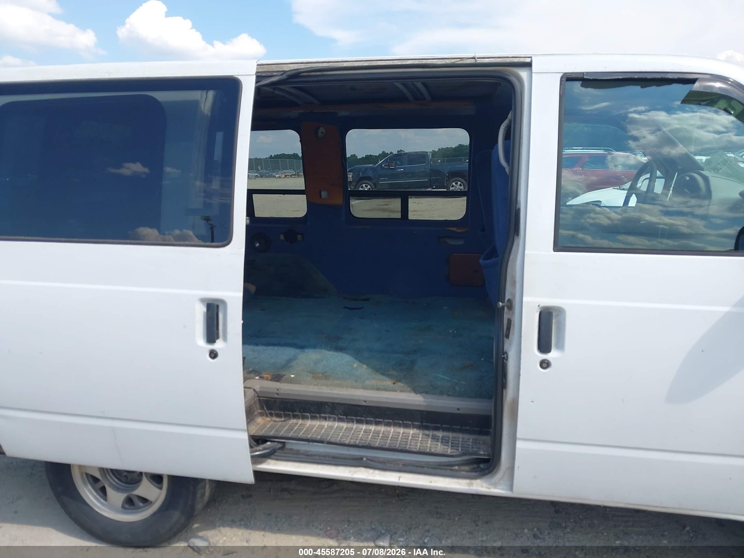 1998 Chevrolet Astro Upfitter Pkg. White vin: 1GBDM19W7WB101153