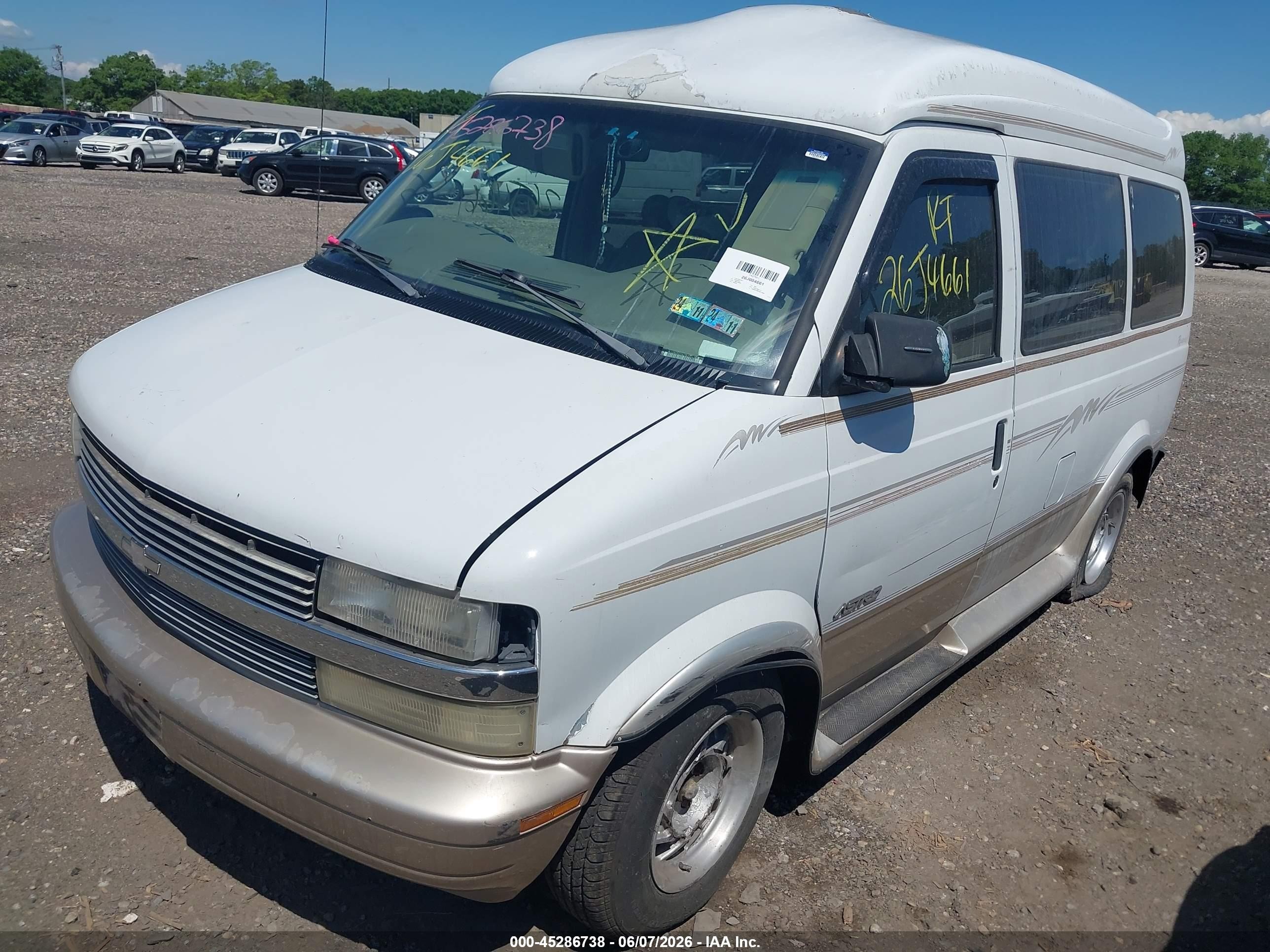 1999 Chevrolet Astro Upfitter Pkg. White vin: 1GBDM19W7XB112638