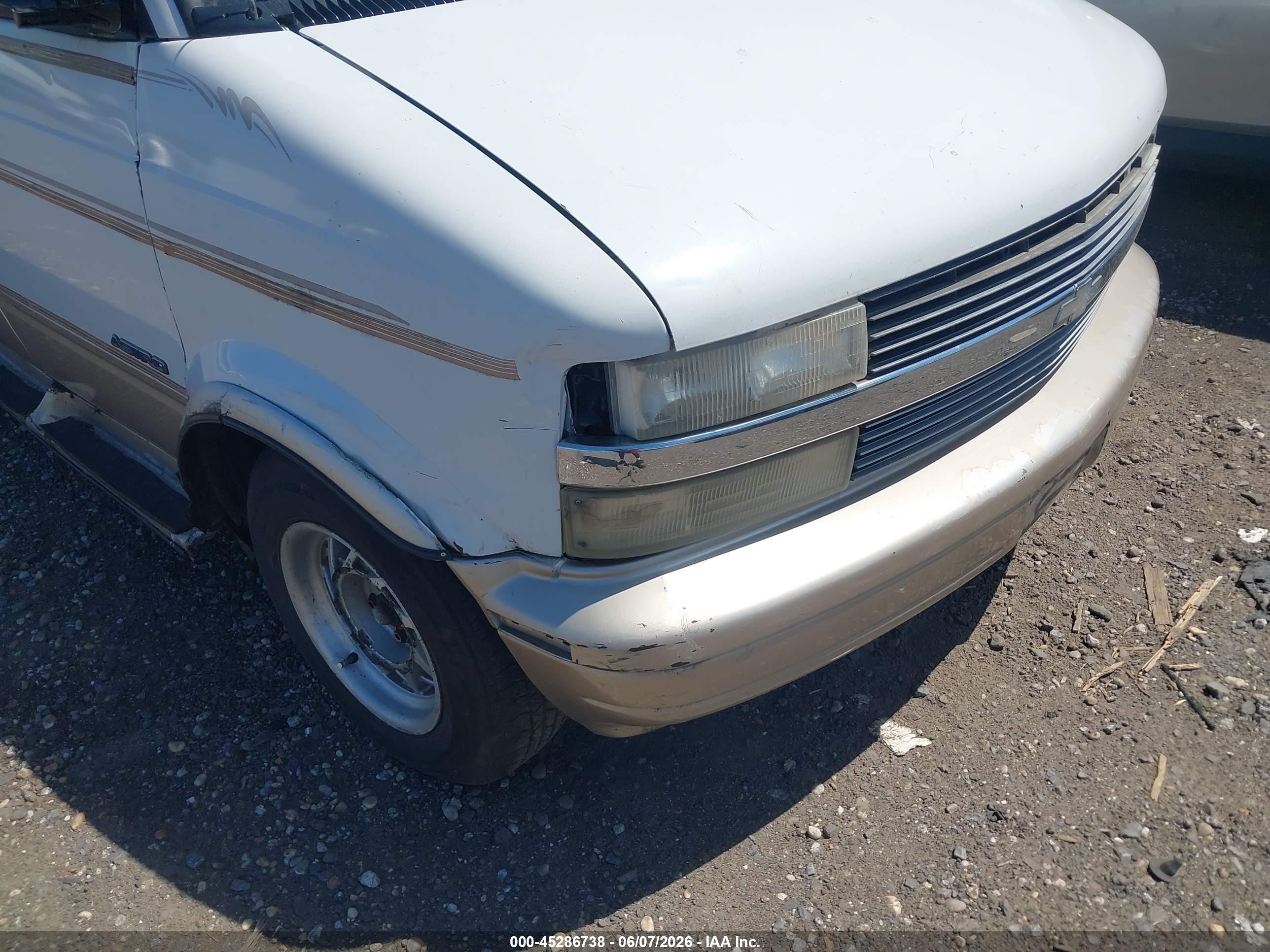 1999 Chevrolet Astro Upfitter Pkg. White vin: 1GBDM19W7XB112638