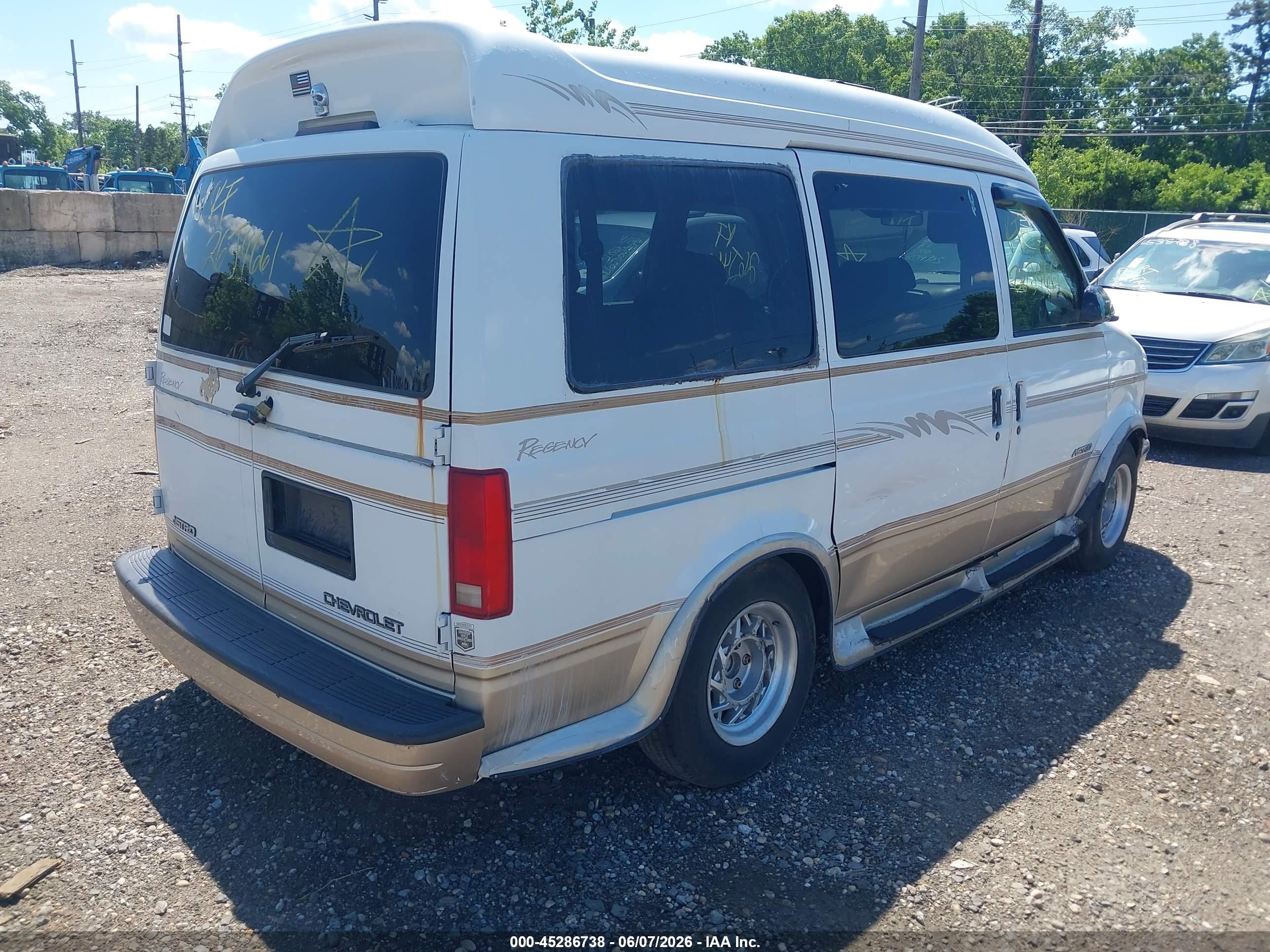 1999 Chevrolet Astro Upfitter Pkg. White vin: 1GBDM19W7XB112638