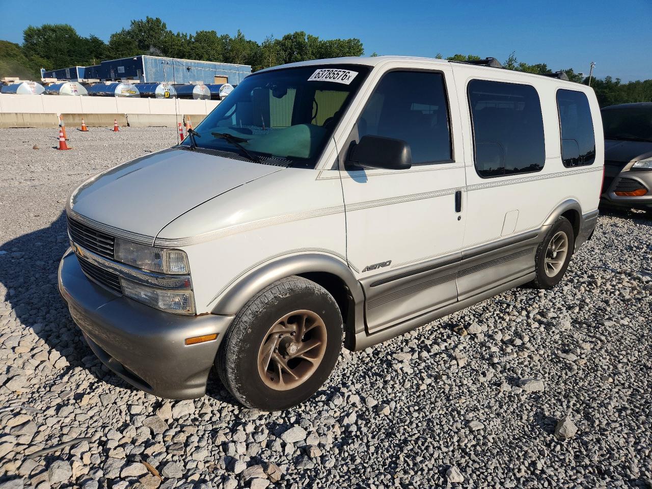 2000 Chevrolet Astro White vin: 1GBDM19W8YB164300