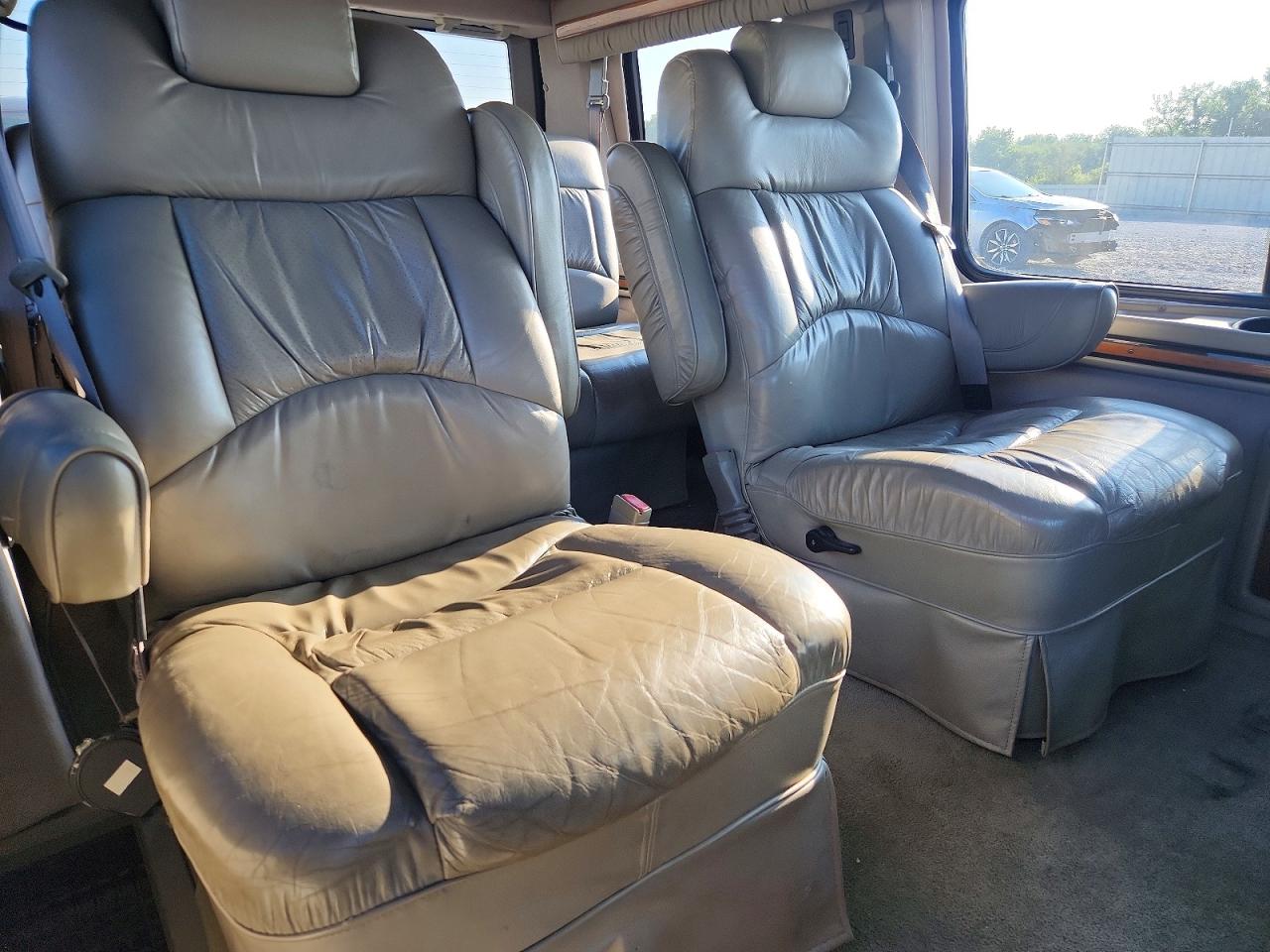 2000 Chevrolet Astro White vin: 1GBDM19W8YB164300