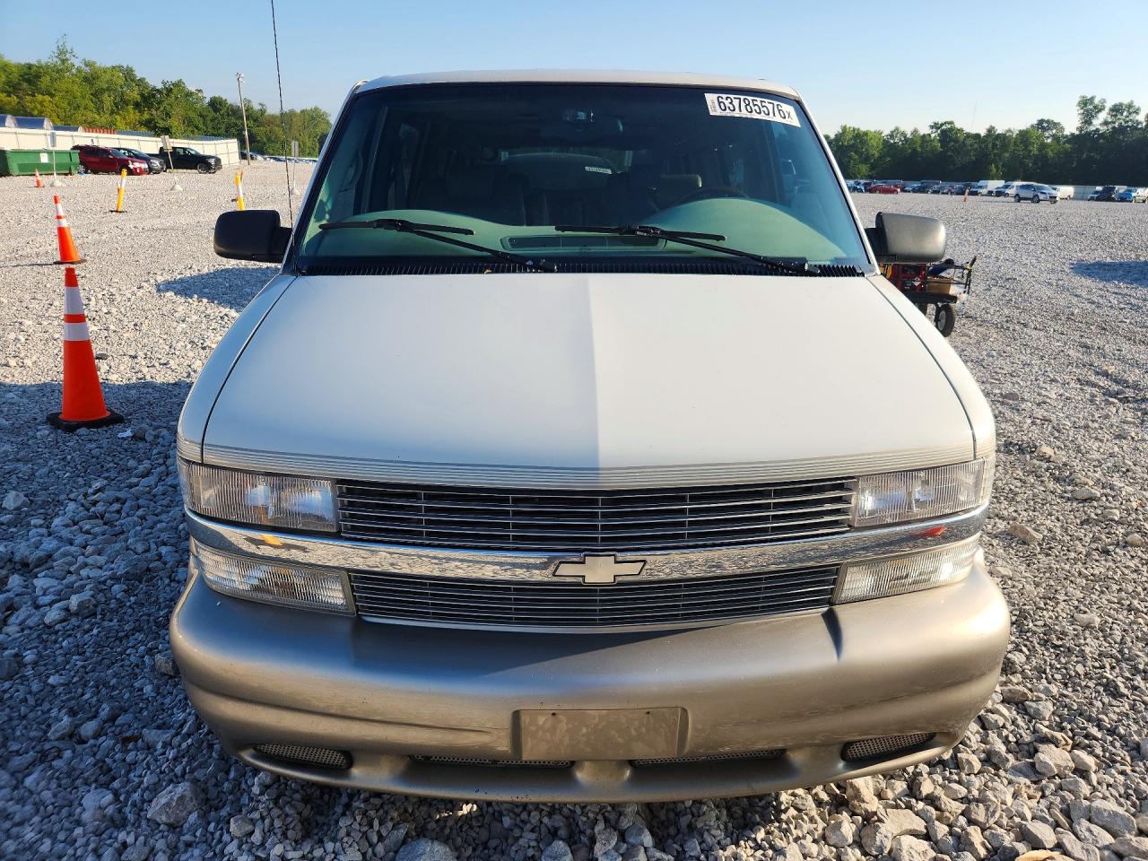 2000 Chevrolet Astro White vin: 1GBDM19W8YB164300