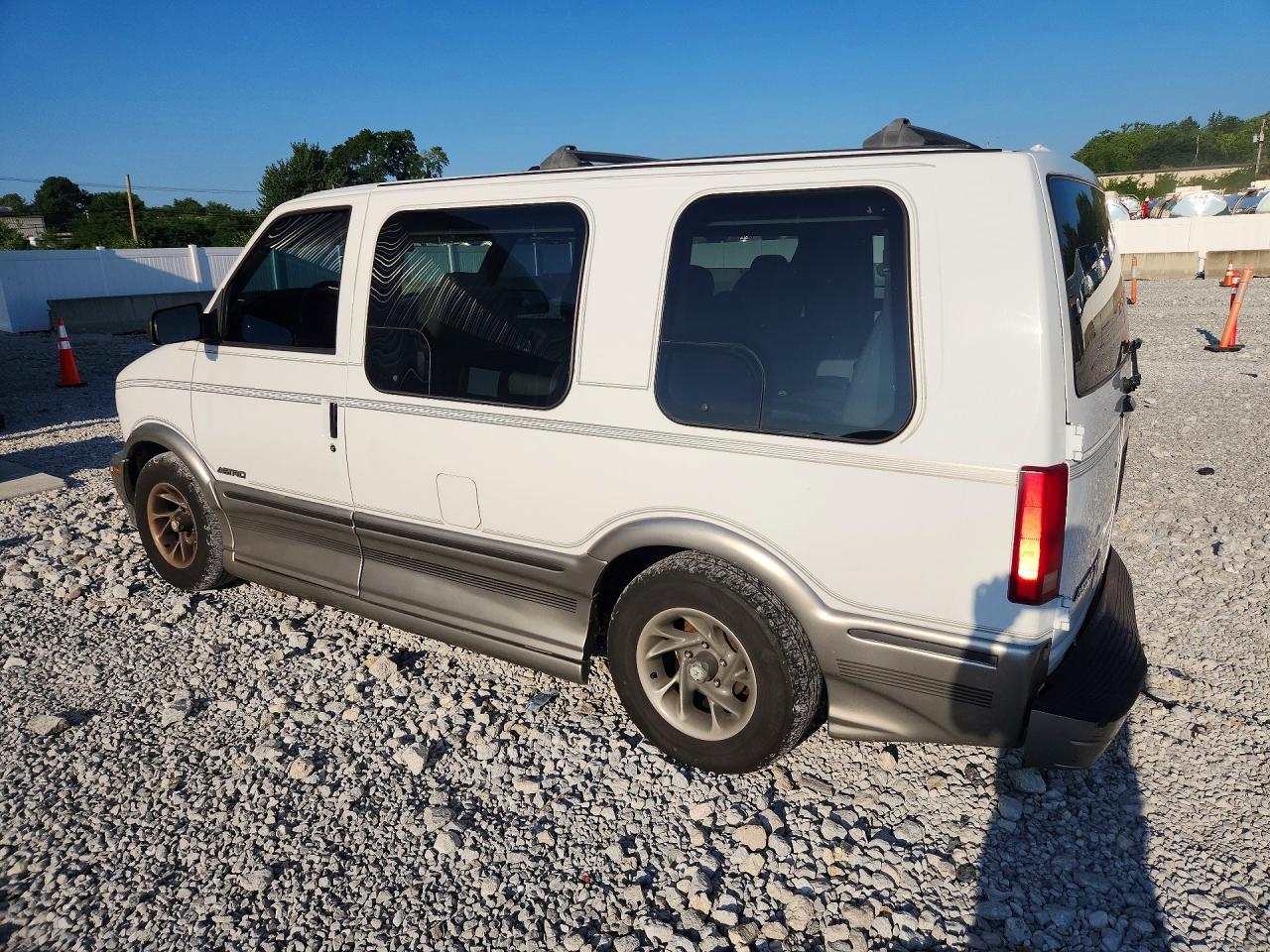 2000 Chevrolet Astro White vin: 1GBDM19W8YB164300