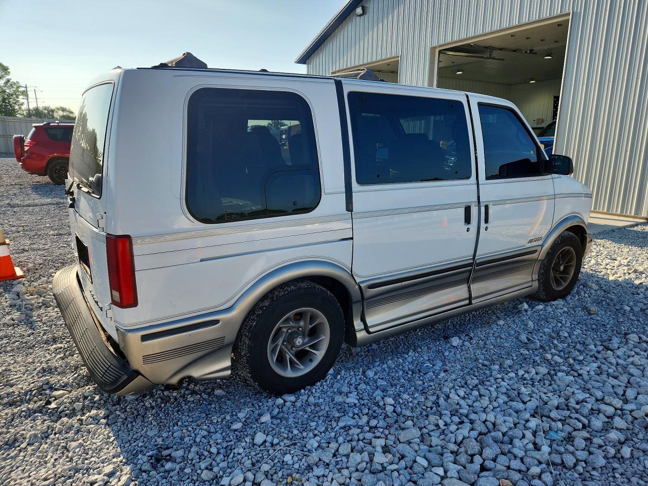 2000 Chevrolet Astro White vin: 1GBDM19W8YB164300