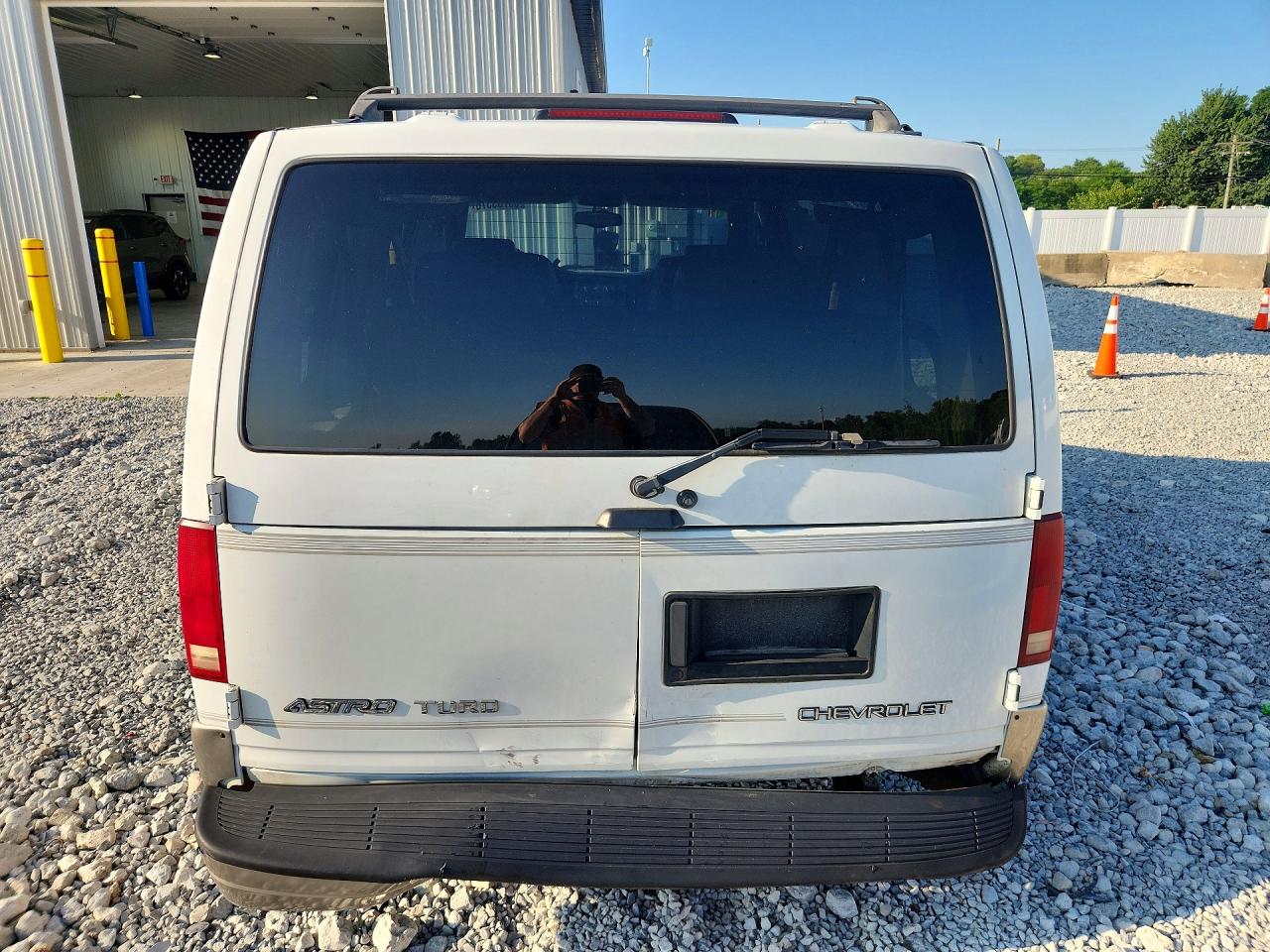 2000 Chevrolet Astro White vin: 1GBDM19W8YB164300