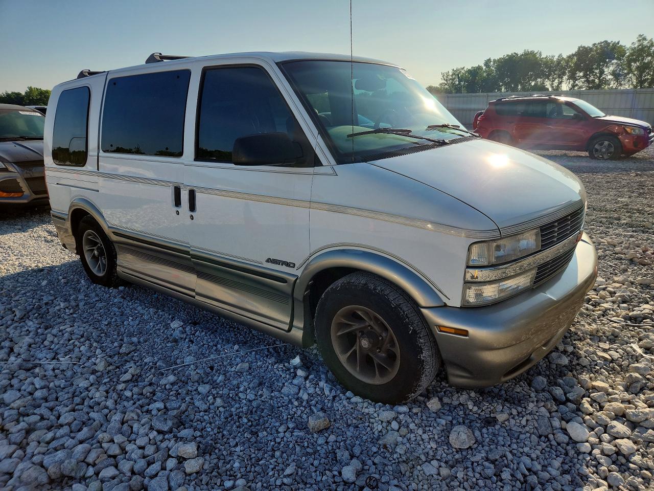 2000 Chevrolet Astro White vin: 1GBDM19W8YB164300