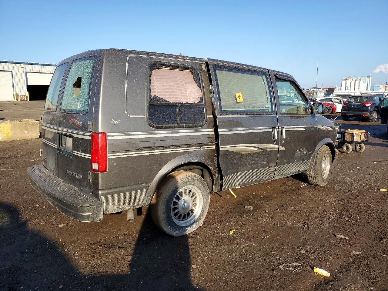 1999 Chevrolet Astro Two Tone vin: 1GBDM19W9XB154499