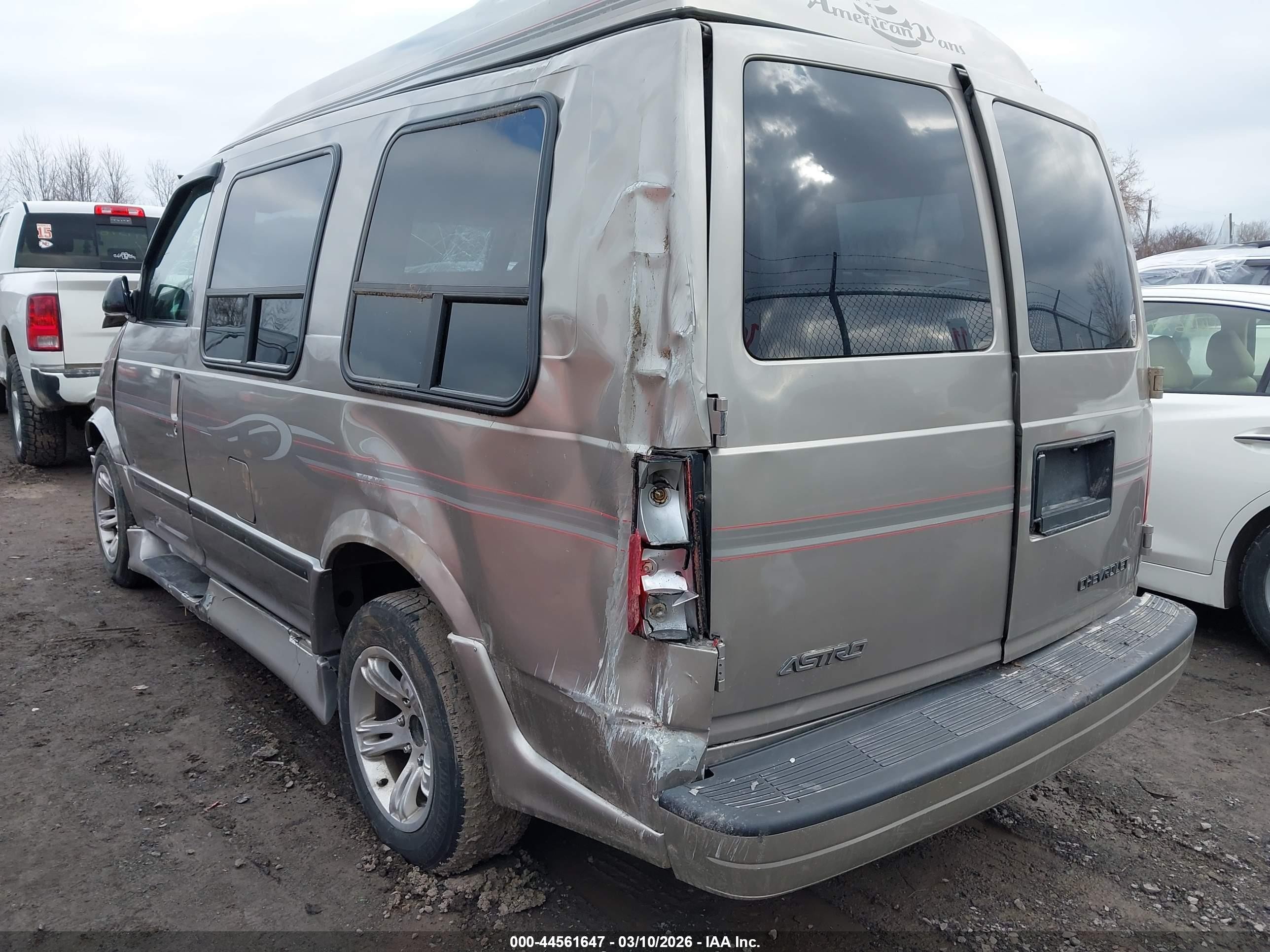 2003 Chevrolet Astro Upfitter Champagne vin: 1GBDM19X73B129426