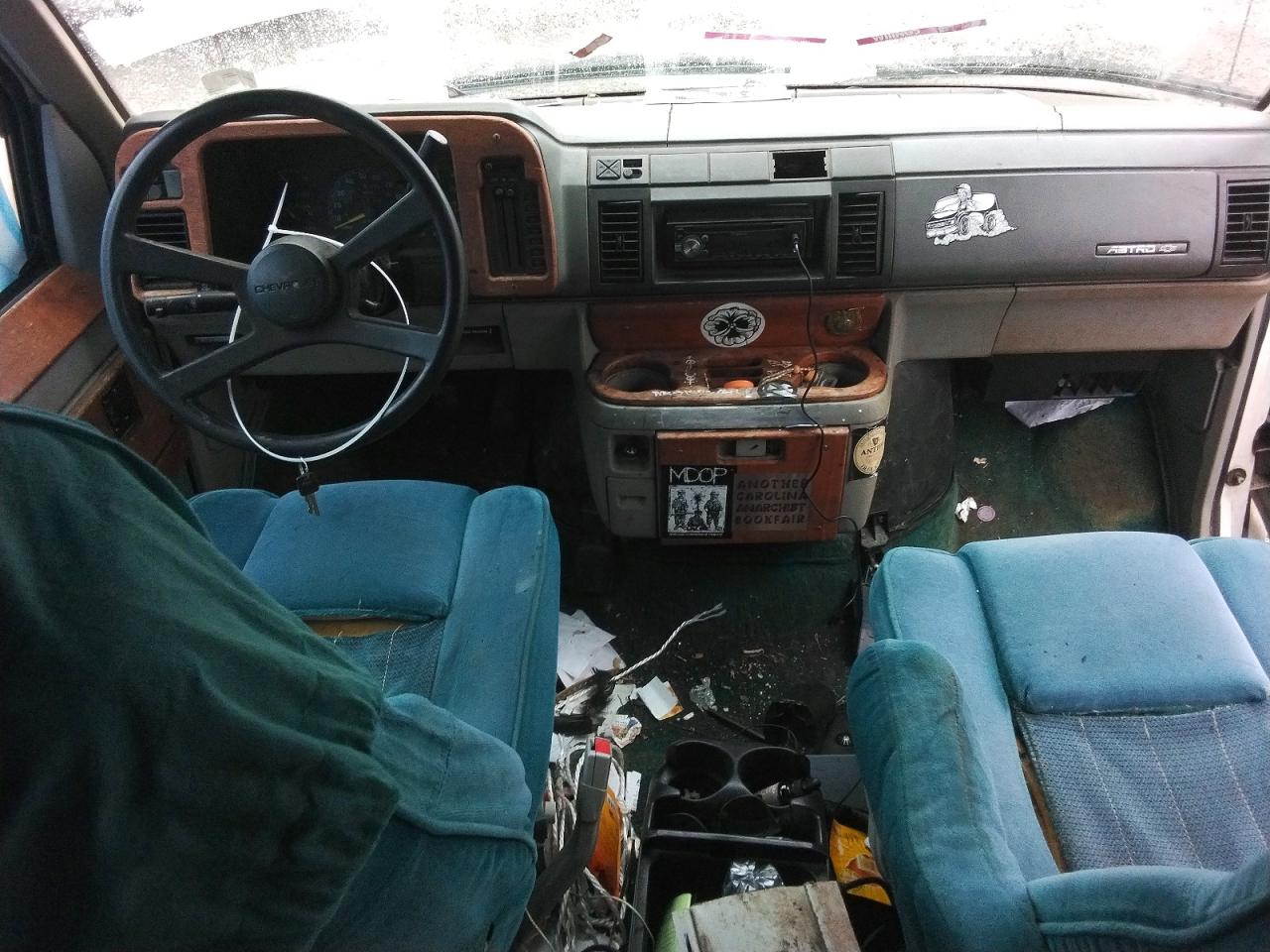 1993 Chev Astro White vin: 1GBDM19Z3PB207871