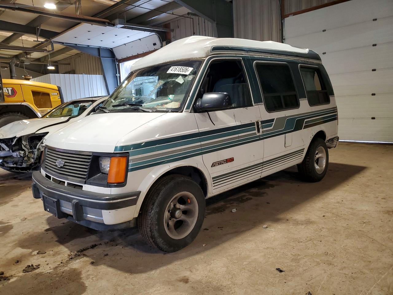 1993 Chev Astro White vin: 1GBDM19Z3PB207871