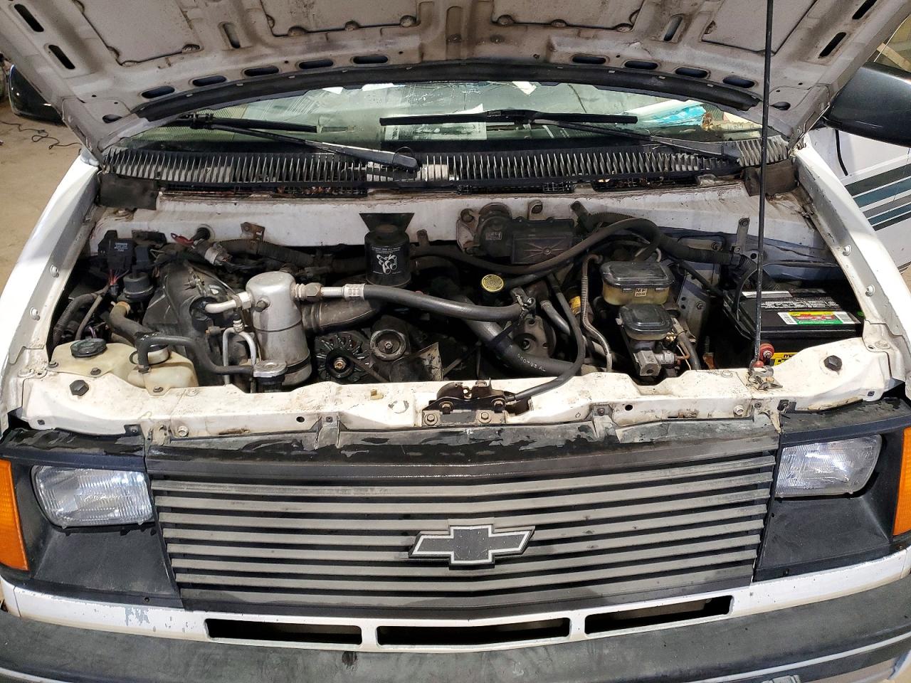 1993 Chev Astro White vin: 1GBDM19Z3PB207871