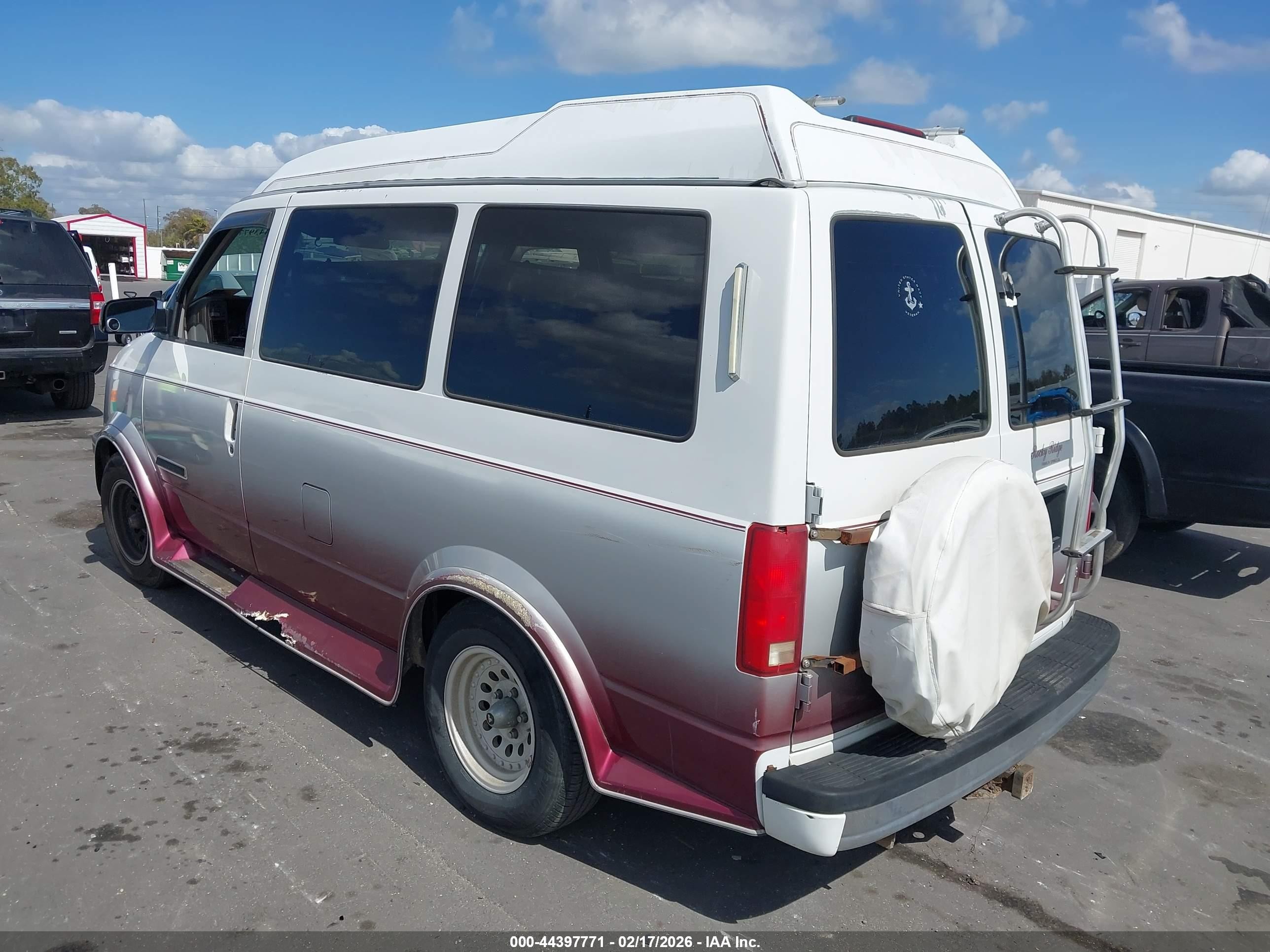 1994 Chevrolet Astro   White vin: 1GBDM19Z6RB157289