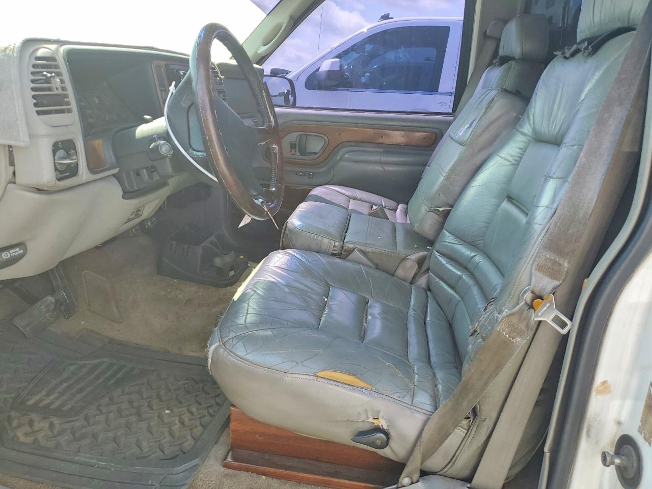 1997 Chevrolet Gmt-400 C1500 White vin: 1GBEC14R5VZ121979