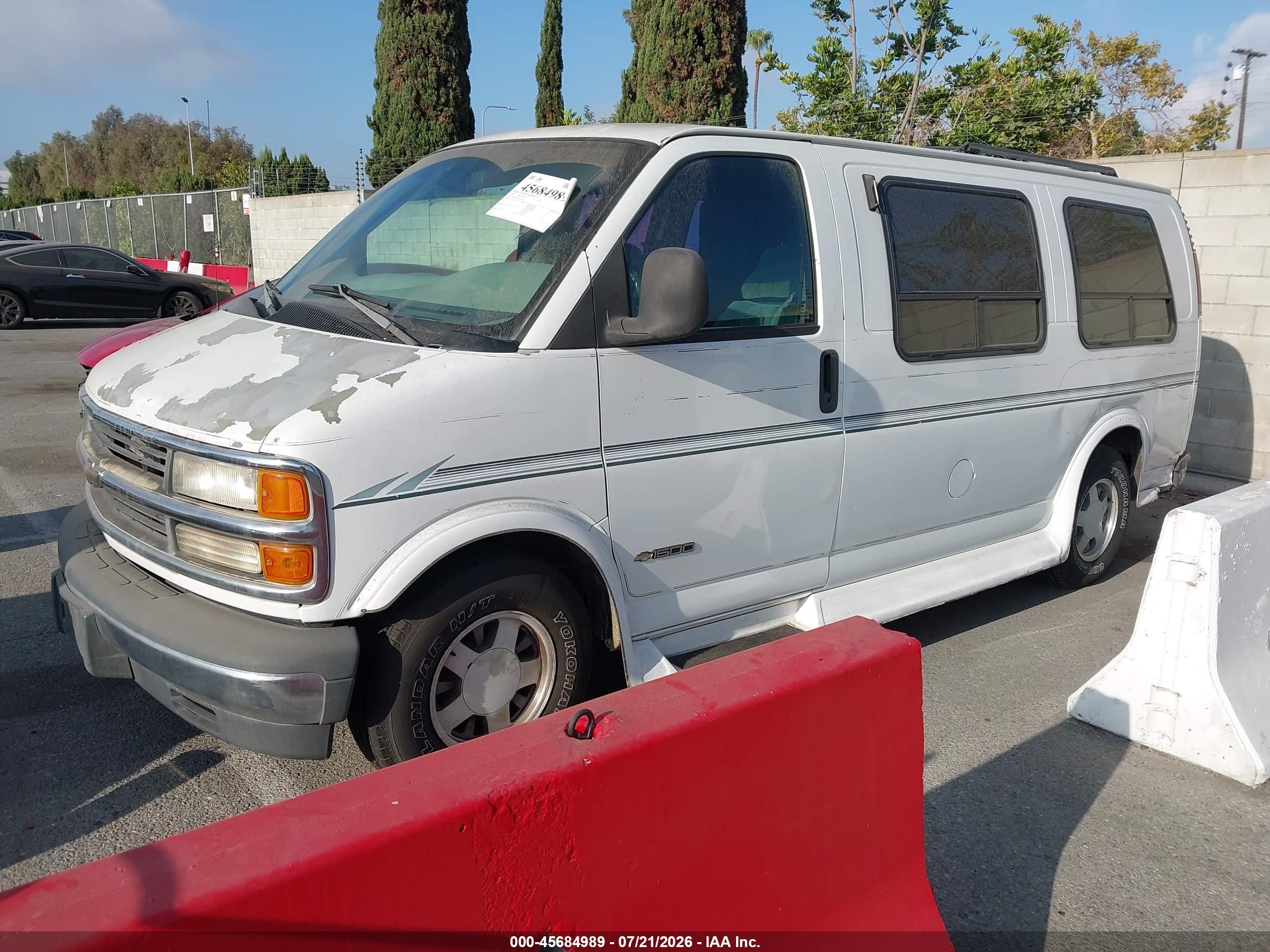 1996 Chevrolet G10   White vin: 1GBFG15MXT1003126