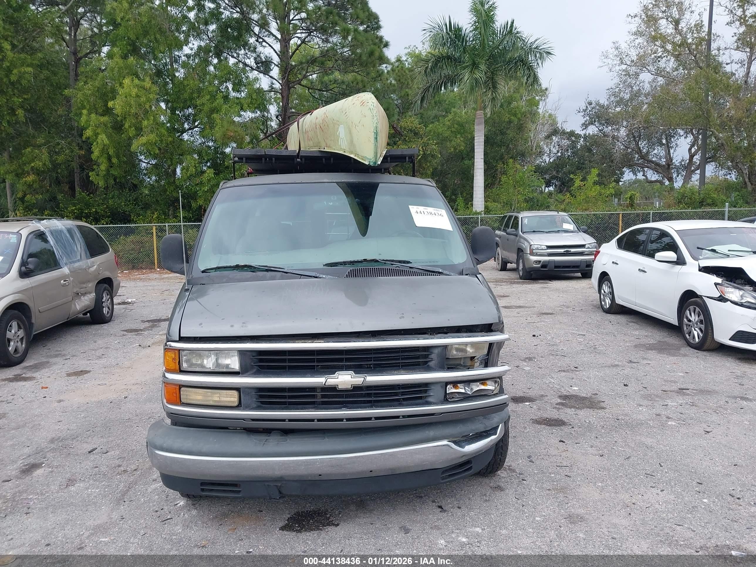 1999 Chevrolet Express   Серый vin: 1GBFG15R1X1070909
