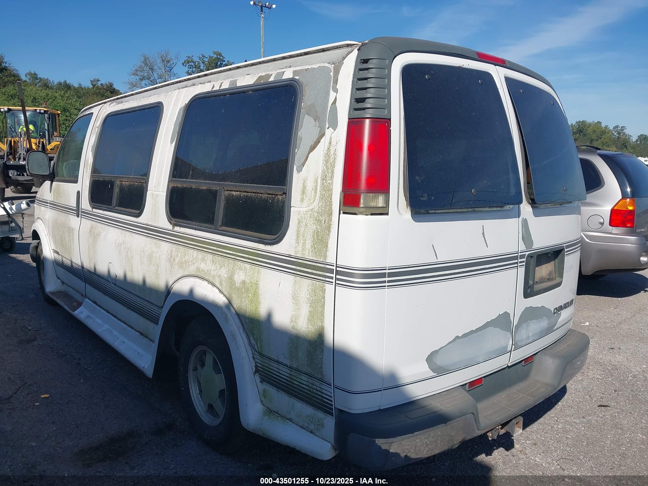 1998 Chevrolet Chevy Van G1500 White vin: 1GBFG15R2W1093422
