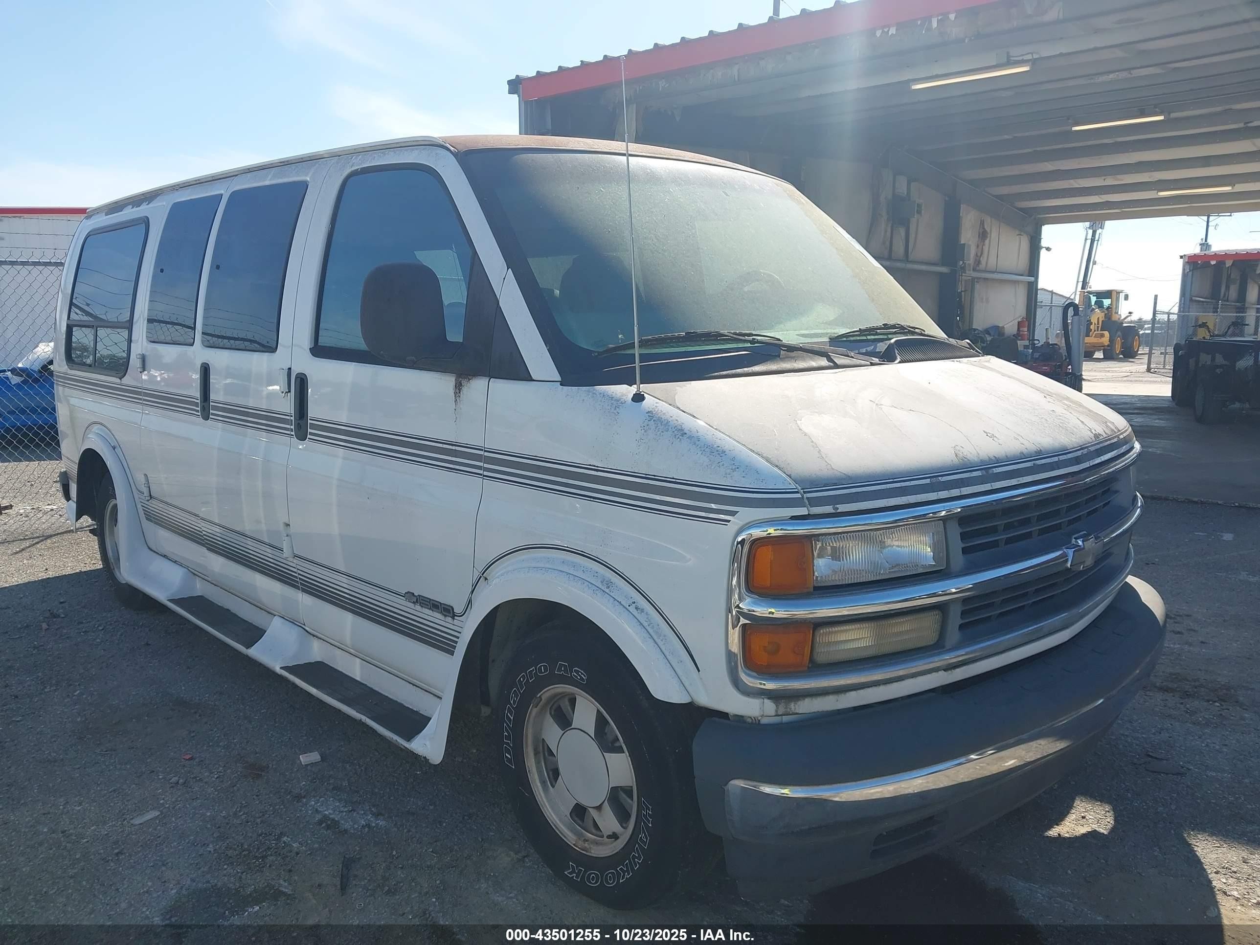 1998 Chevrolet Chevy Van G1500 White vin: 1GBFG15R2W1093422